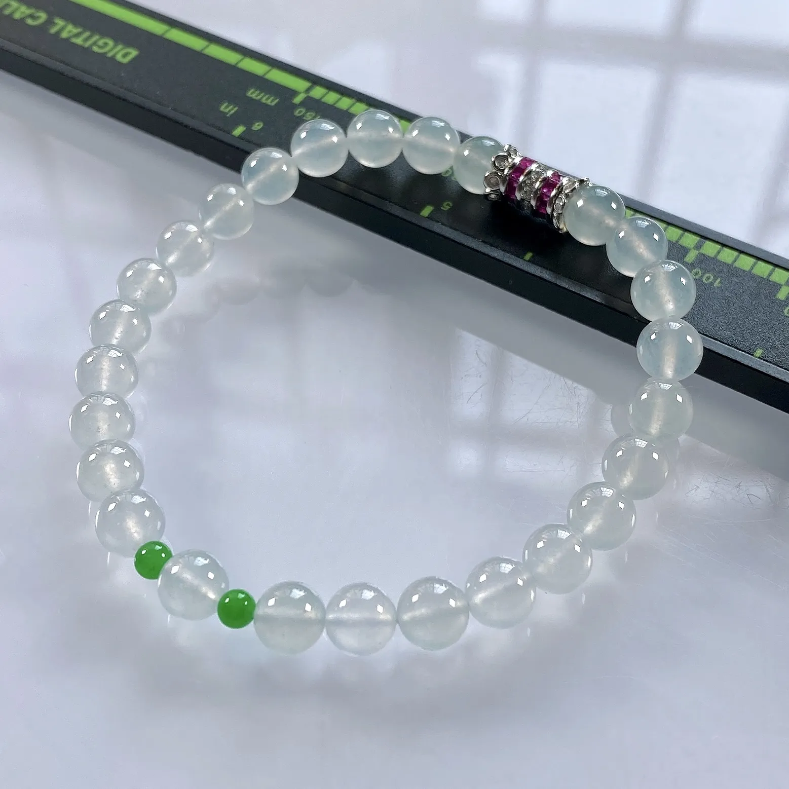 缅甸天然翡翠A货，卡6高冰种起光起胶圆珠手串手链，尺寸：白珠6mm/26颗，小绿珠3.3mm/2颗，长度175mm，重量：12.00g