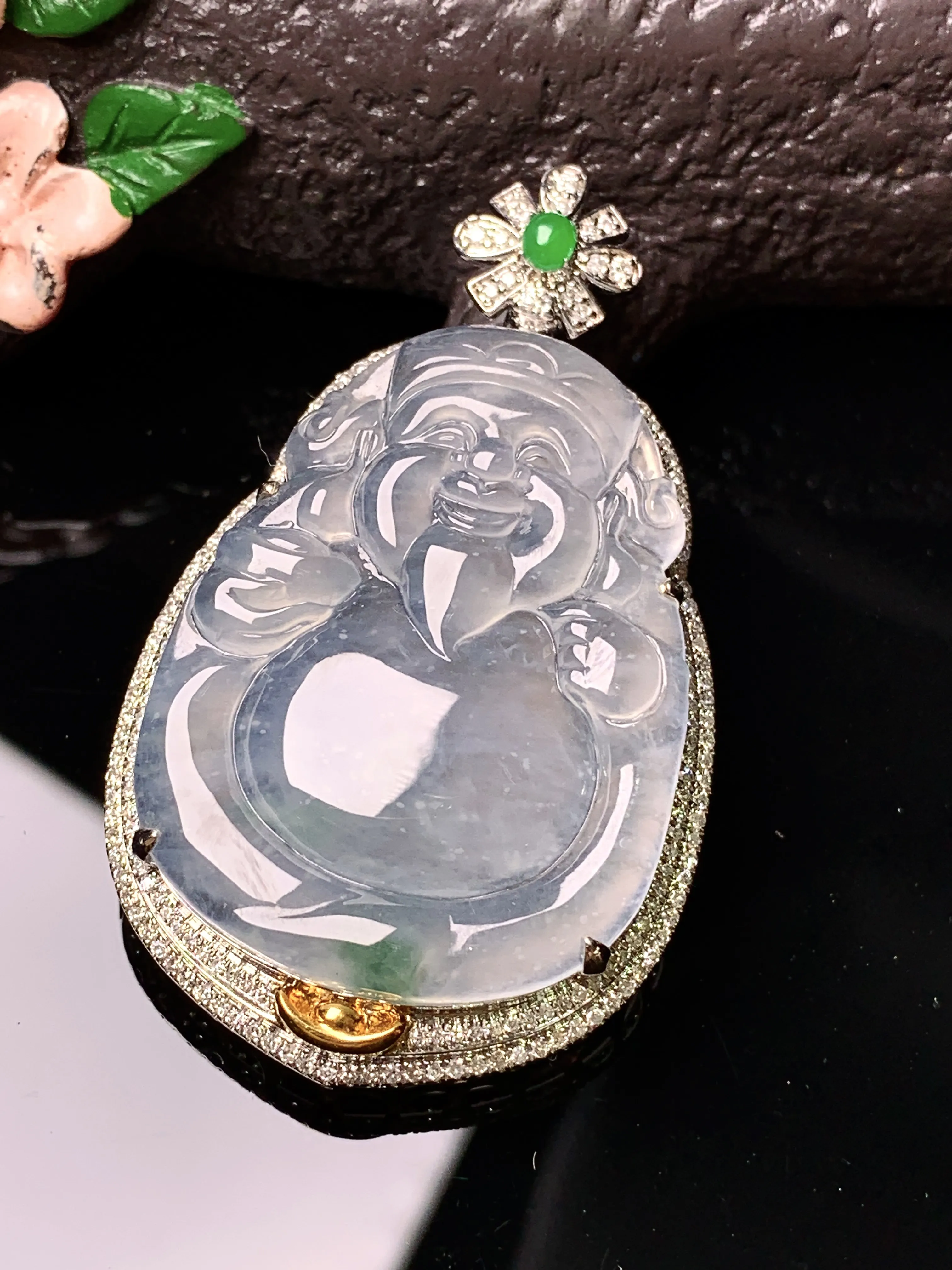 18k金钻镶嵌冰种财神吊坠 玉质细腻 色泽清新艳丽 整体尺寸49.5*29.6*10.3