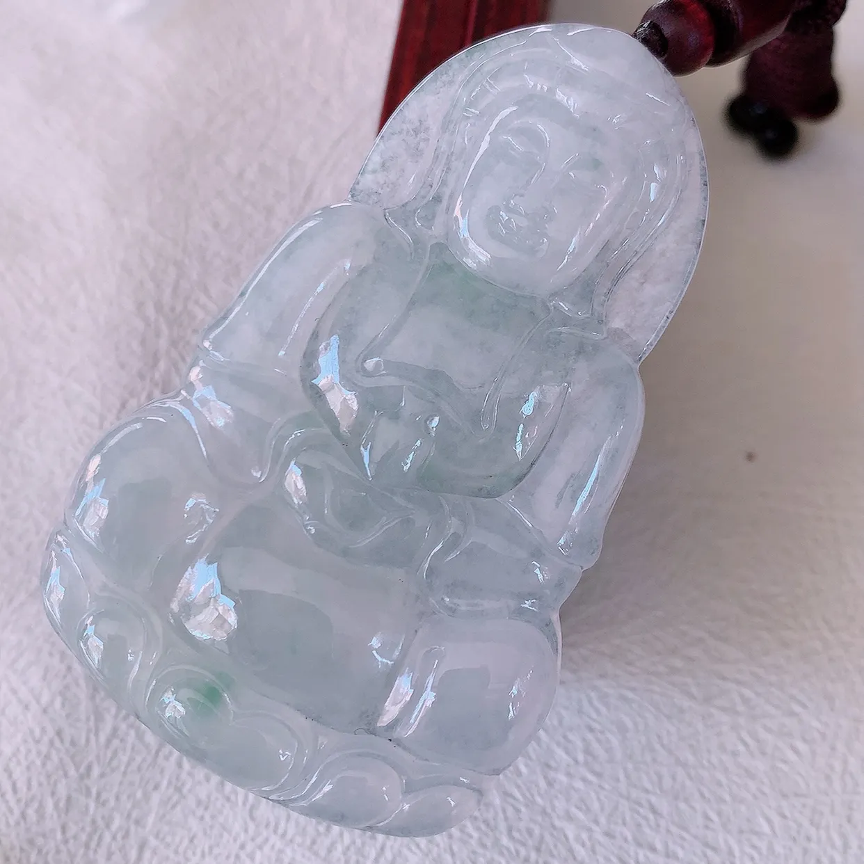 自然光实拍，大件冰飘花翡翠观音菩萨吊坠， 赐福翡翠观音，翠绿迷人，观音面相端庄，佩戴时尚出众！#46