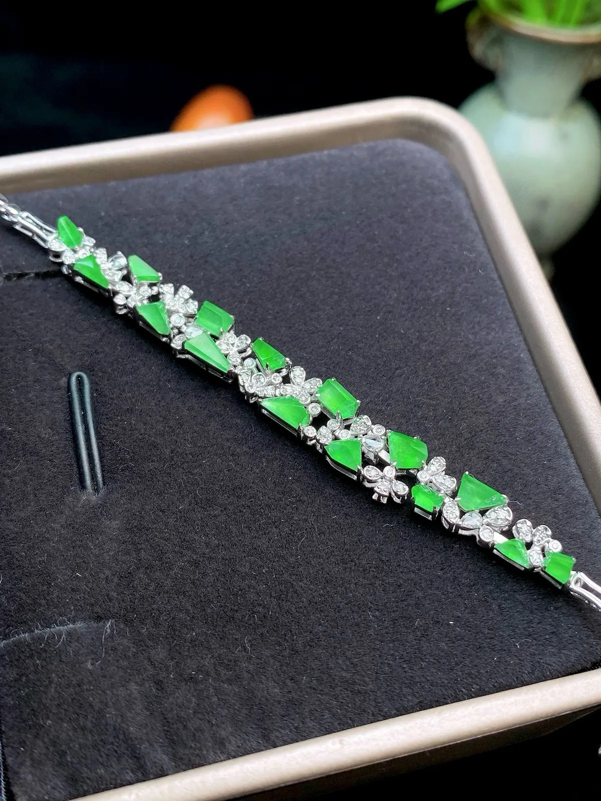 【冰种满绿随形镶嵌手链】颗颗冰透，饱满圆润，光泽闪耀，流行款，18K金搭配，裸石尺寸4.6*3*2.