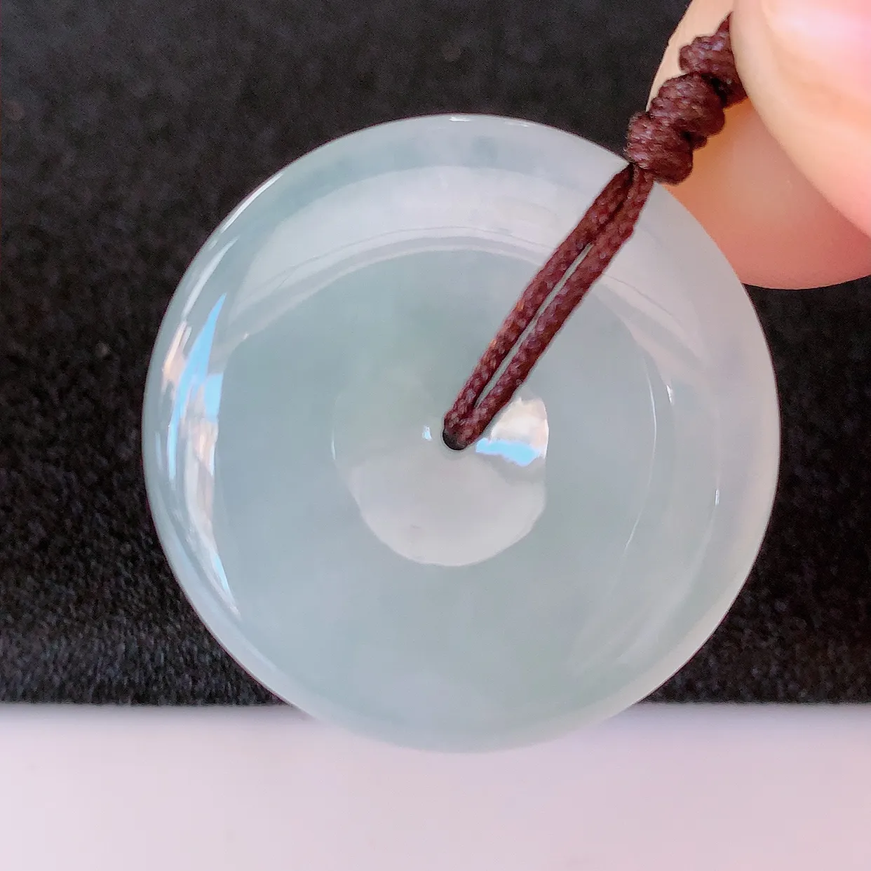 自然光实拍，冰种翡翠平安扣吊坠，玉扣，平安是福；很美的料子，平安扣佩戴优雅迷人！#41.16