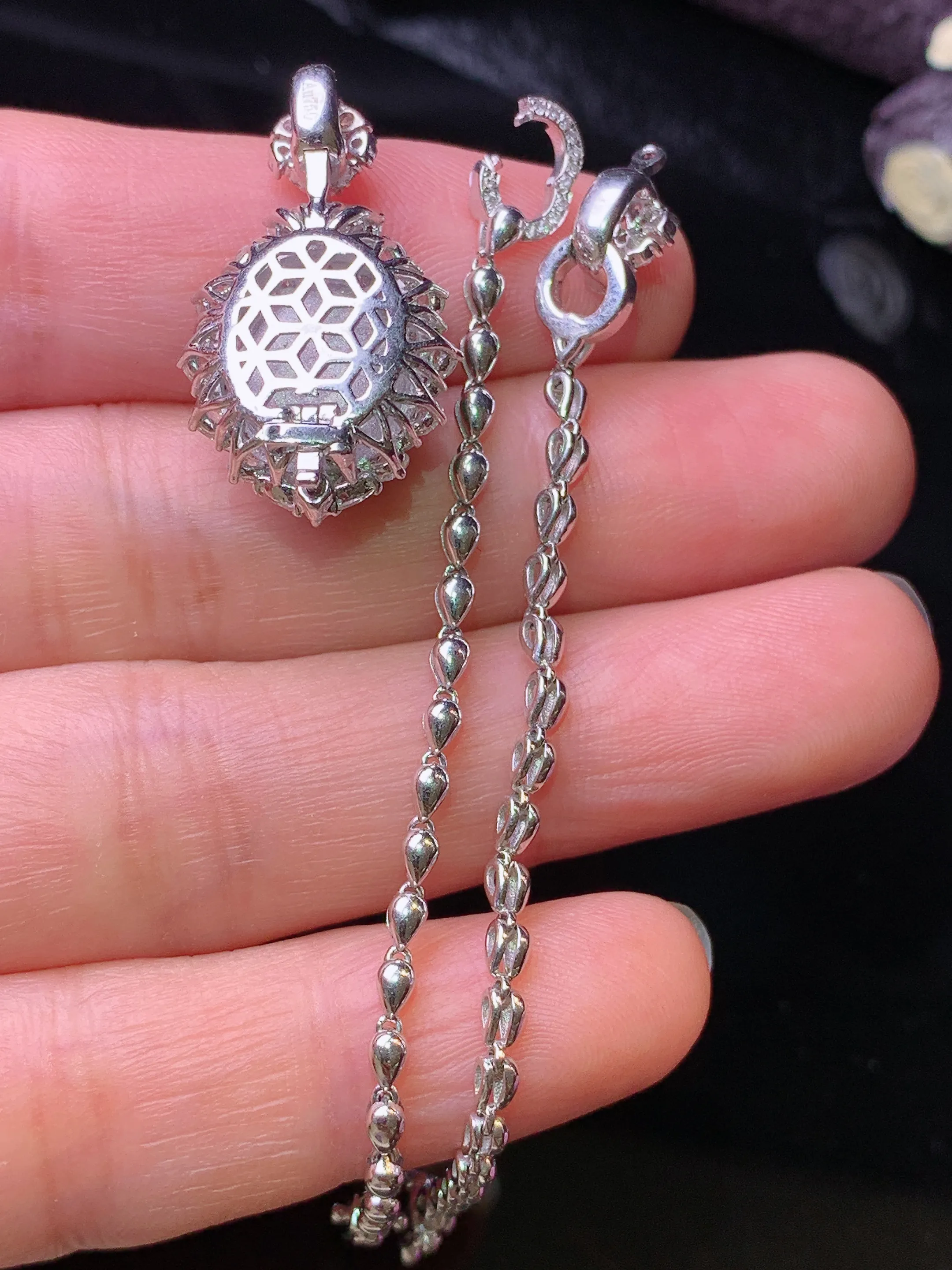 18k金钻镶嵌满绿蛋面手链吊坠两用款 玉质细腻 色泽清新艳丽 整体尺寸25.6*14.8*10.2