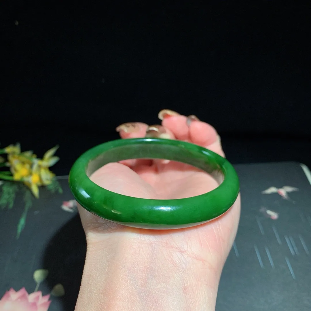 和田玉60圈口阳绿色碧玉手镯！玉质细腻油润 底色纯净 除了几个黑点外 无裂无杂 脂粉好，品质高