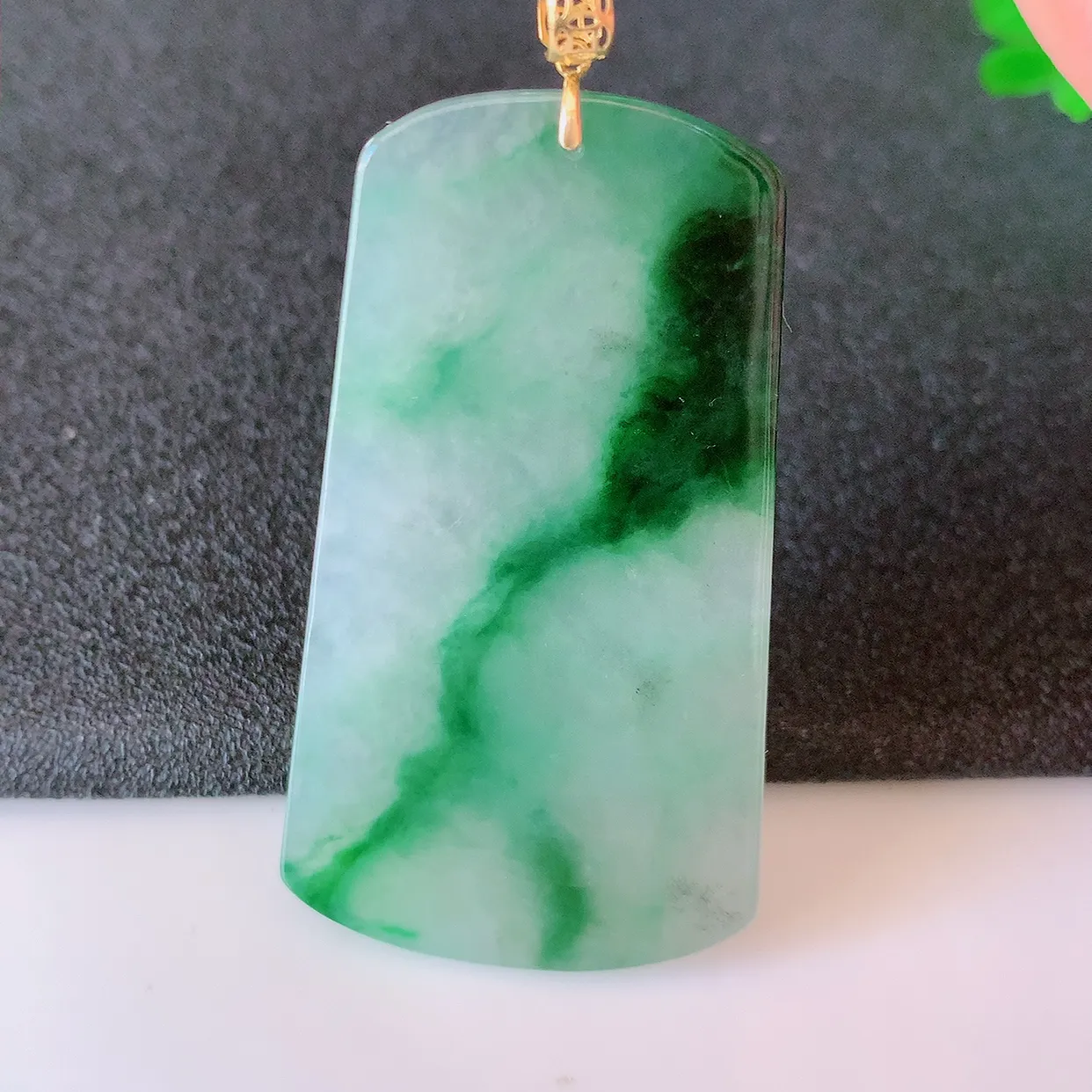 18K金镶嵌冰种飘绿翡翠平安无事牌吊坠，翡翠无事牌，平平安安，无事牌翠色灵动，佩戴平安时尚！#41.16整体52裸石46*25.5*3.2