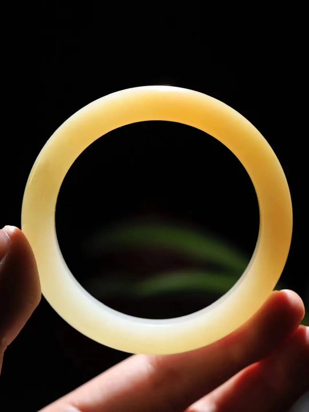 【花样年华·手镯】

精品和田玉糖白玉手镯，质地油润细腻，色泽高贵典雅，镯型古朴典雅。在诗情画意的雨巷相遇，你是我腕间的一抹风情，有你眸有深情，清风荡漾湖间静水，我愿俯身低眉，在烟波涟漪处，寻你深情倩影。内径55mm尺寸11-9mm 重48.2克fDT-781201841