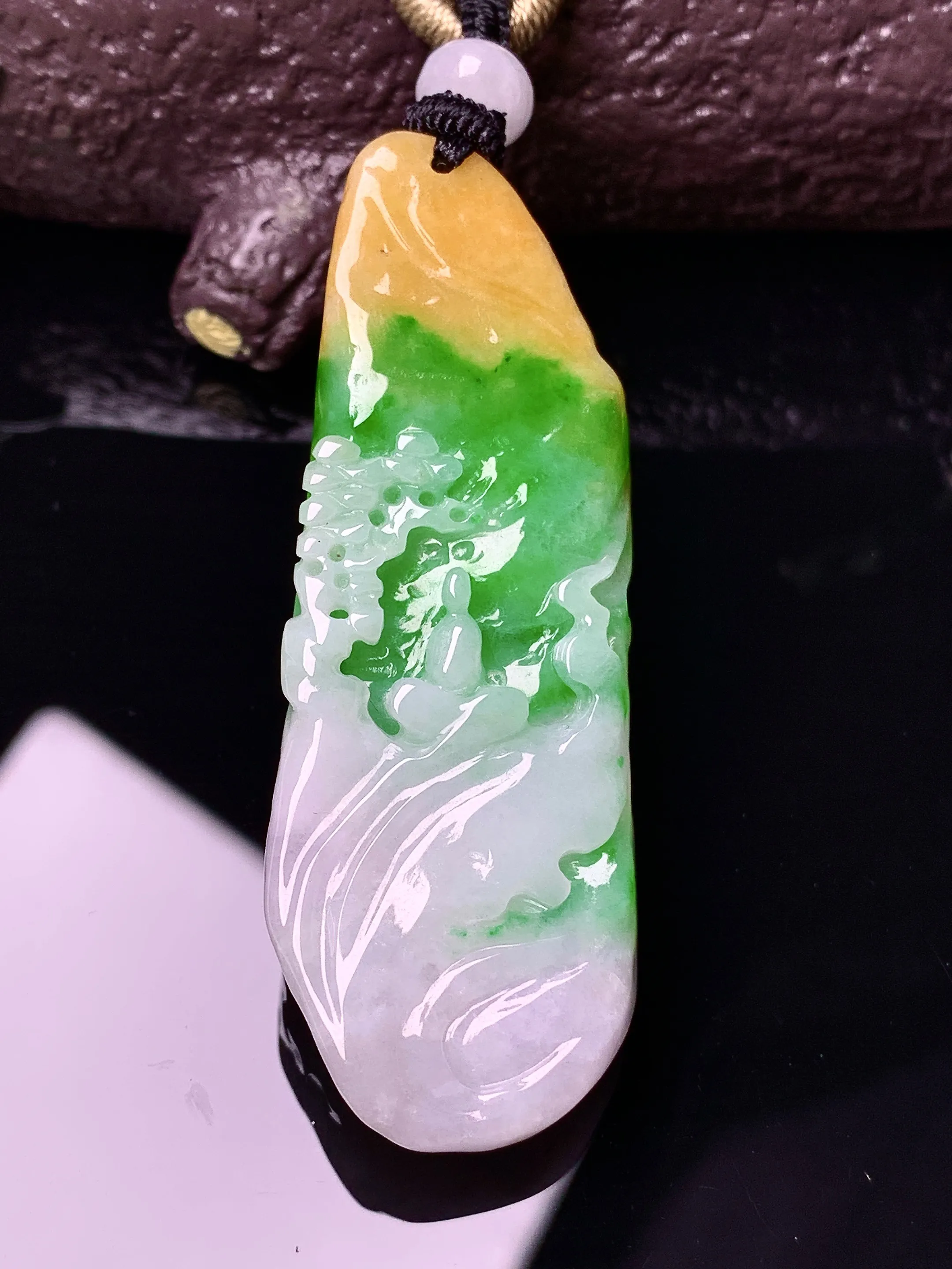 飘黄绿悟道山水牌子吊坠 玉质细腻 色泽清新艳丽 整体尺寸53.3*19*10.5