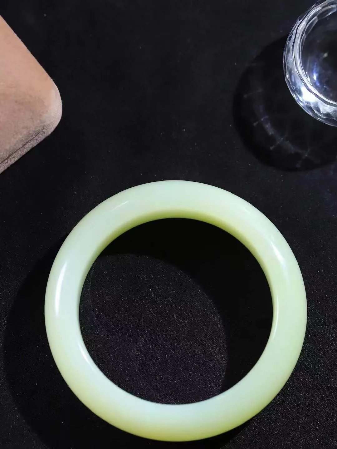 （冬日暖阳.手镯）

精品和田玉黄口料手镯 质地油润，大气雅致，清风明月潺潺，浮浮洗尽铅华随于心，净于念……重87.7克  尺寸55.5-18-10mm fDL-991251754