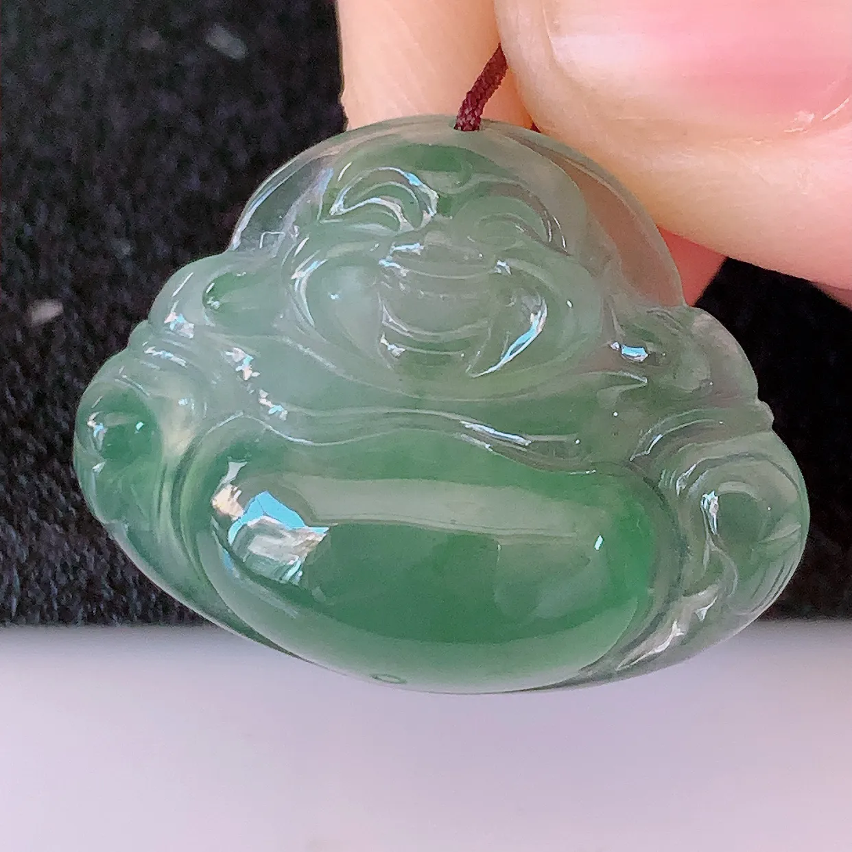 自然光实拍，冰种飘花翡翠佛公，水灵起胶，翠色迷人，佛公在心中，一生平安，饱满圆润，开怀大笑佛公，配戴