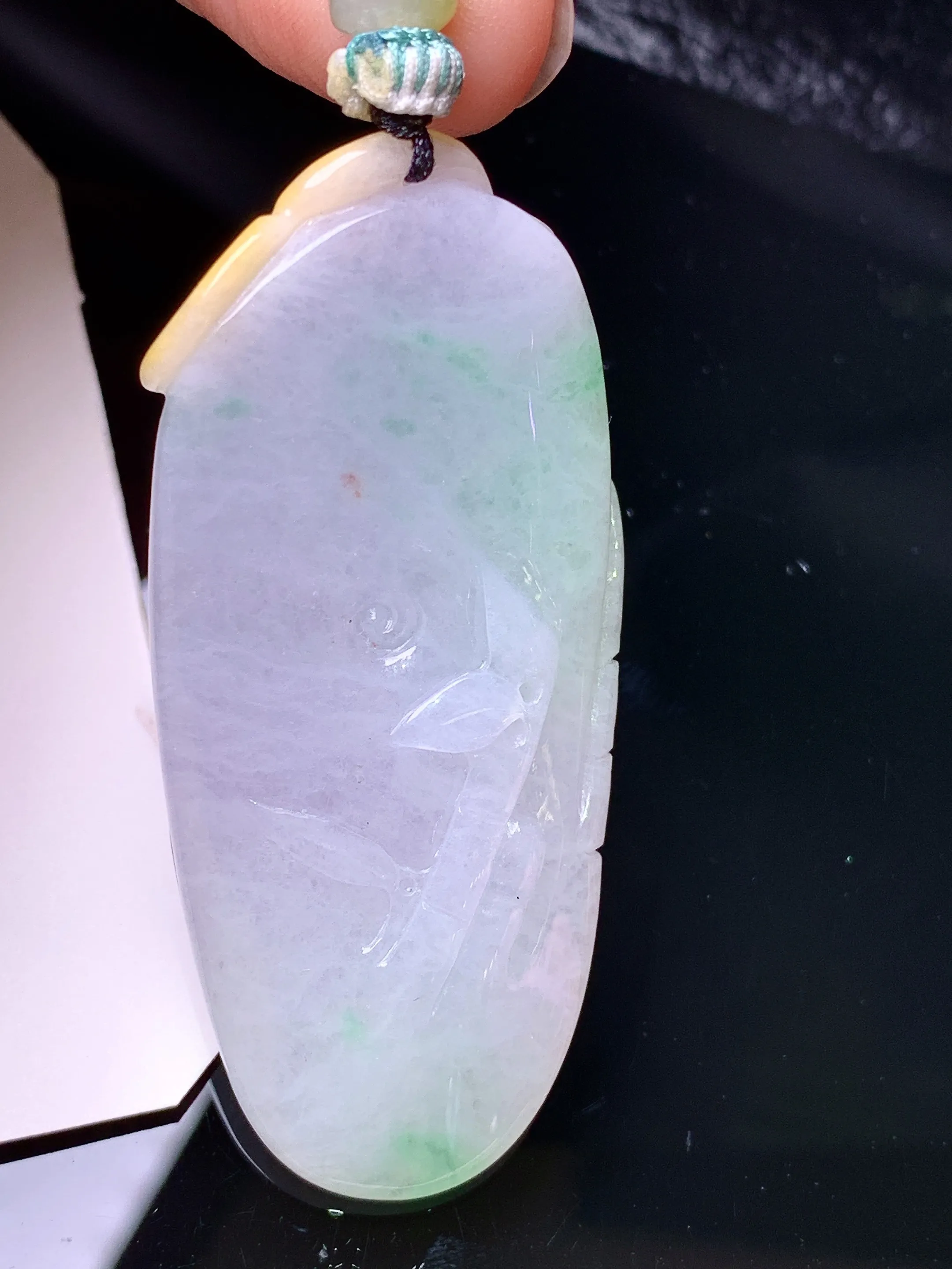 飘绿羊牌吊坠 玉质细腻 色泽清新艳丽 整体尺寸52.8*25.6*17.6