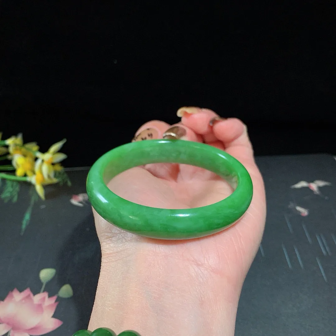 和田玉54圈口阳绿色碧玉手镯！玉质细腻油润 底色纯净 无裂无杂 脂粉好，品质高