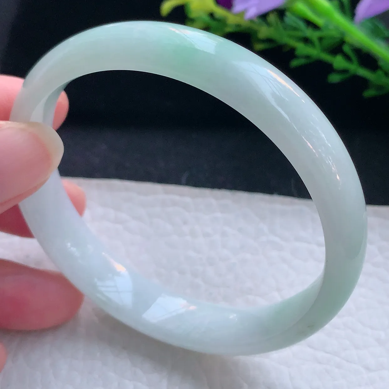 js自然光59*12*6.6你平安镯 翡翠a货玉手镯精美飘绿宽边玉手环