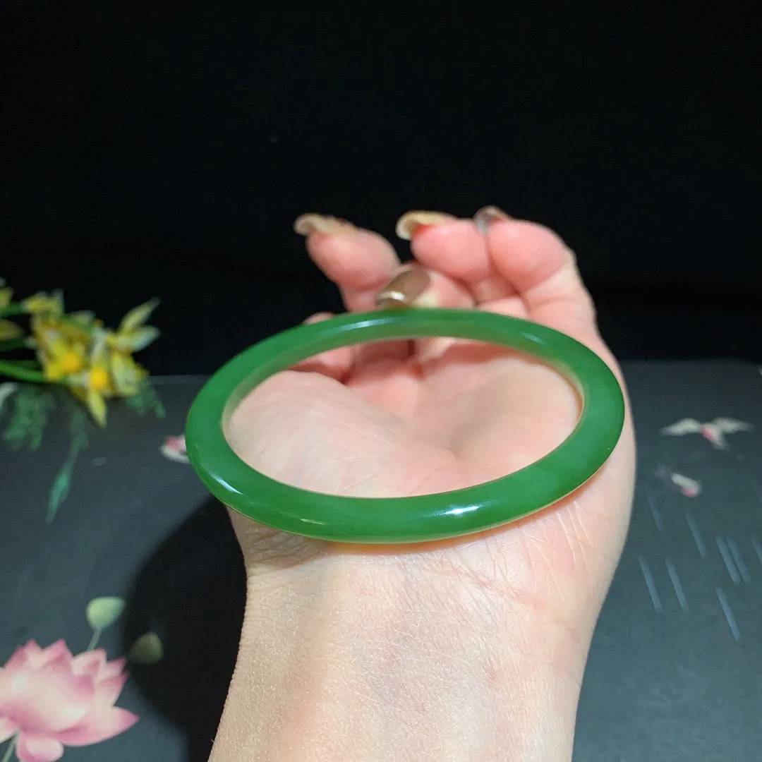 和田玉61.6圈口菠菜绿碧玉手镯！玉质细腻油润 底色纯净 除了一个黑点外 无裂无杂 脂粉好，品质高