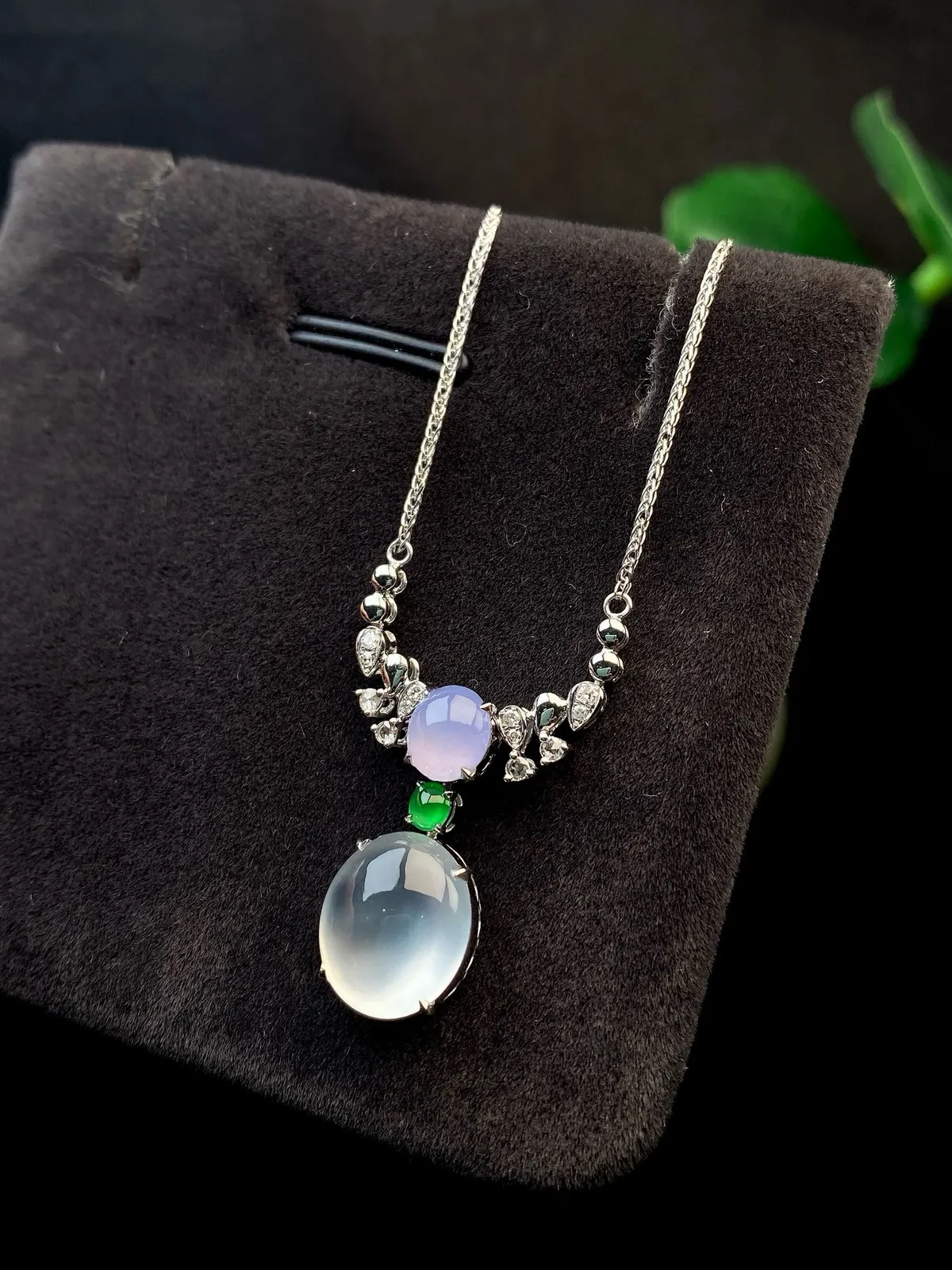 【冰种蛋面吊坠】形状非常饱满，冰润通透，种老起光，胶感强烈。18K金钻镶嵌，裸石尺寸11.4*9.7