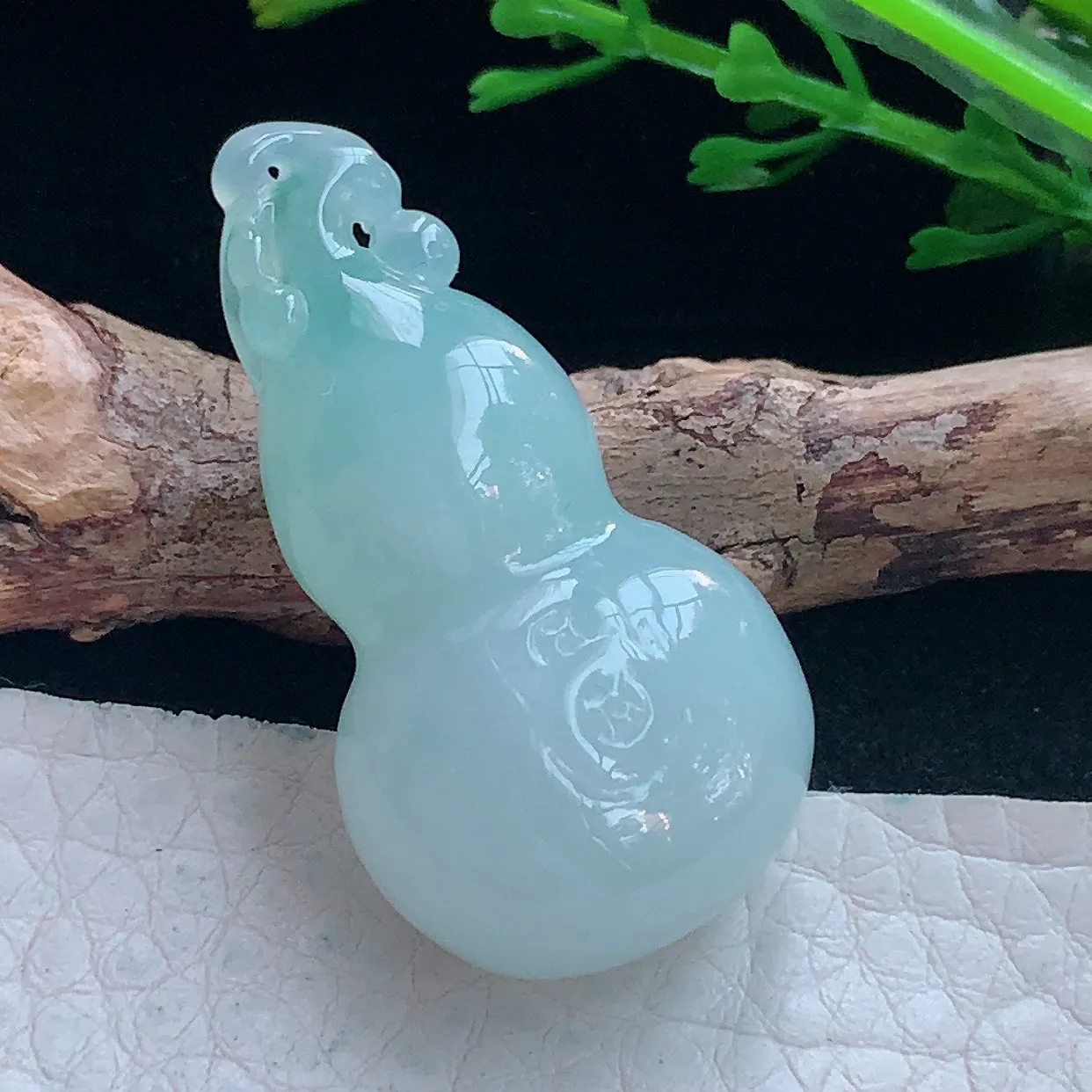 lz自然光36.8*19.8*12.5缅甸翡翠精雕冰胶飘花饱满葫芦玉吊坠 玉挂件