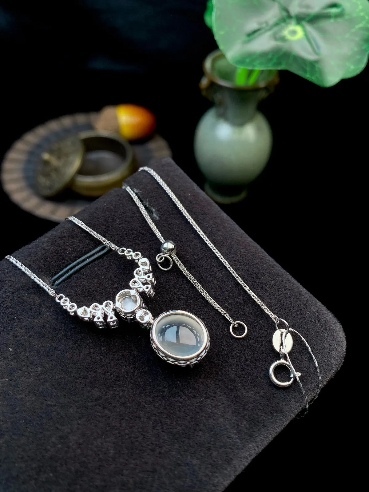 【冰种蛋面吊坠】形状非常饱满，冰润通透，种老起光，胶感强烈。18K金钻镶嵌，裸石尺寸11.4*9.7*4.3毫米