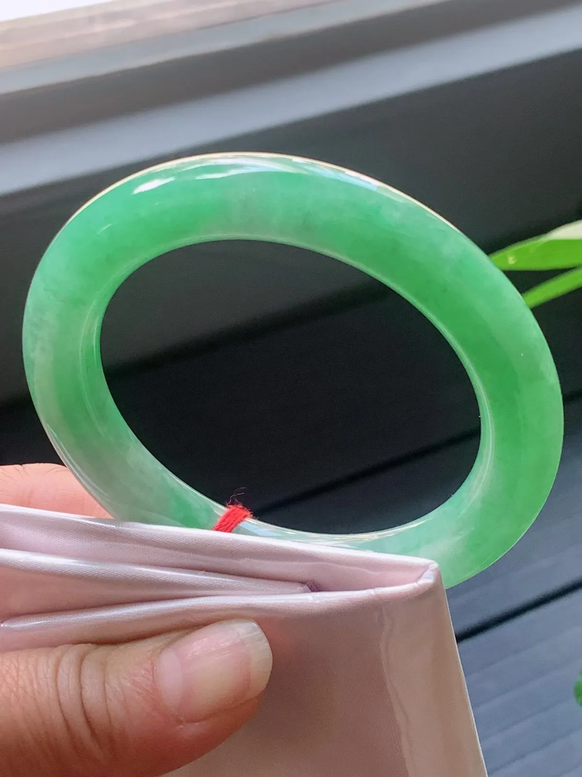 【翡翠名称】老种冰飘绿56.5圈口圆条手镯
【翡翠尺寸】56.5/10.7/10.7mm适合56-5