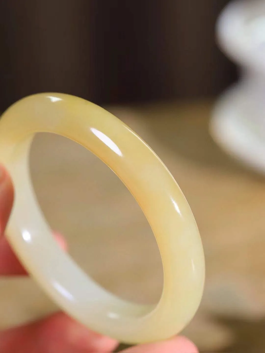 【花样年华·手镯】

精品和田玉糖白玉手镯，质地油润细腻，色泽高贵典雅，镯型古朴典雅。在诗情画意的雨巷相遇，你是我腕间的一抹风情，有你眸有深情，清风荡漾湖间静水，我愿俯身低眉，在烟波涟漪处，寻你深情倩影。内径55mm尺寸11-9mm 重48.2克fDT-781201841