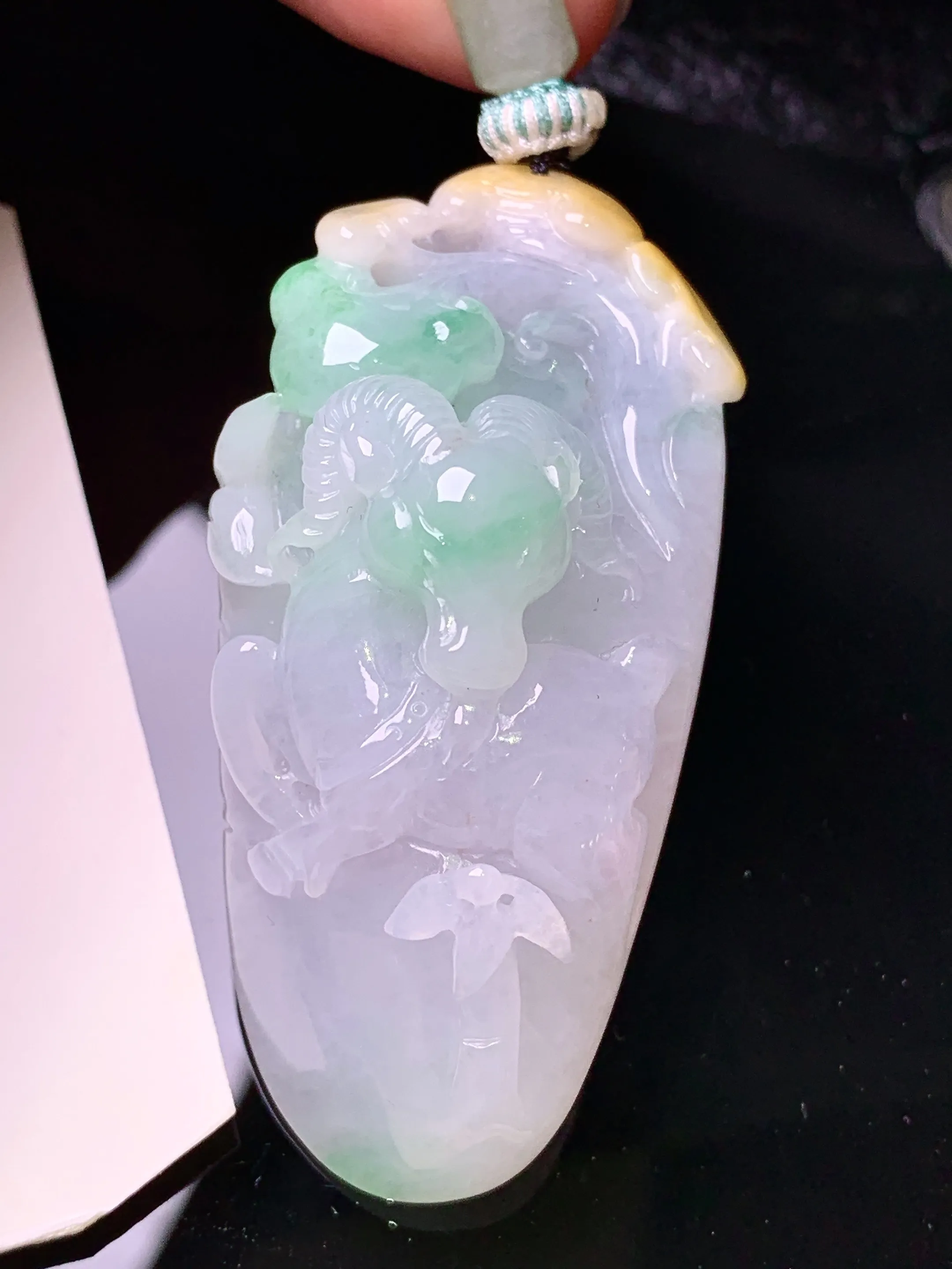 飘绿羊牌吊坠 玉质细腻 色泽清新艳丽 整体尺寸52.8*25.6*17.6