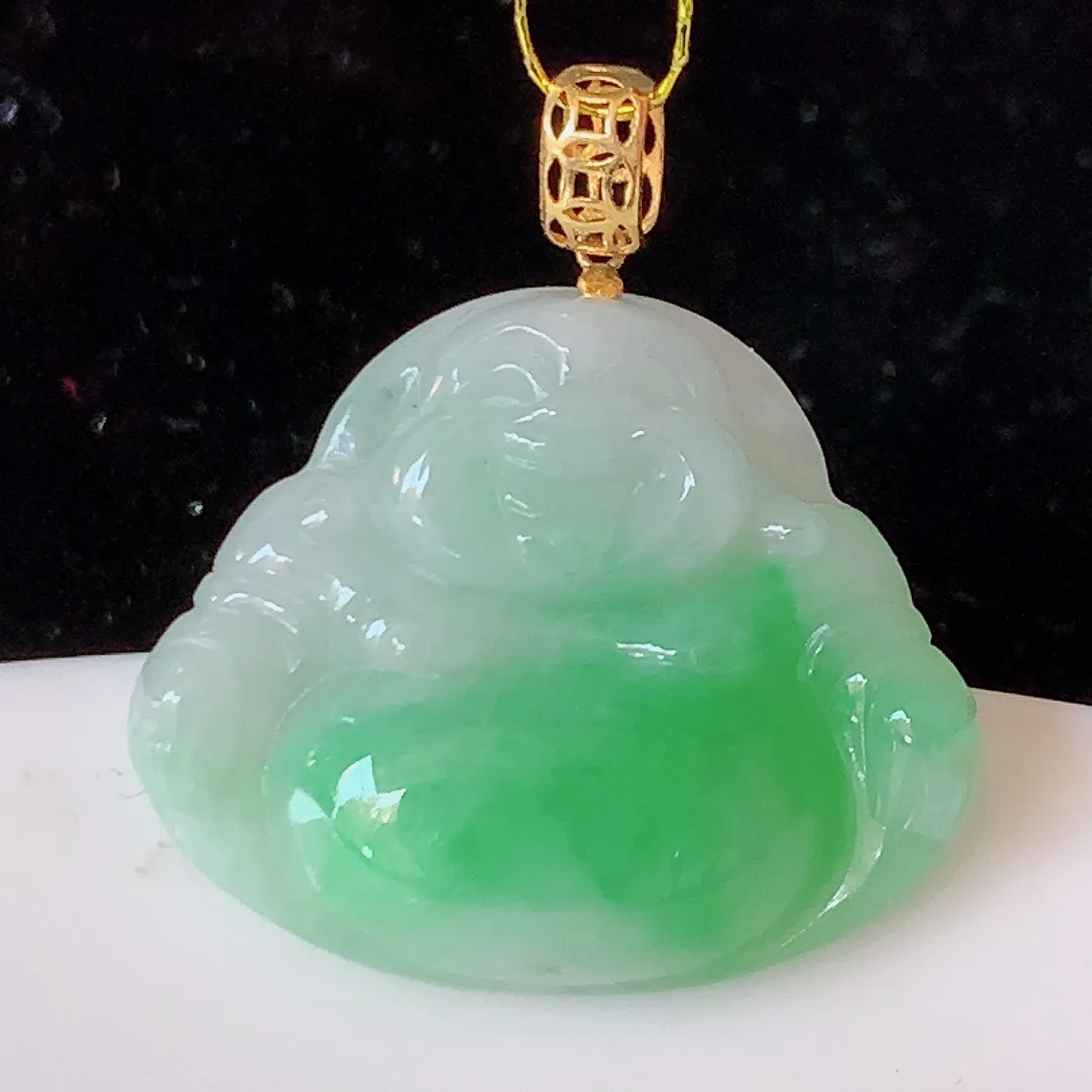 18k金镶嵌冰胶飘绿翡翠佛公吊坠，款式新颖时尚，日常百搭的款。清秀高雅，佩戴优雅高贵！#35.16