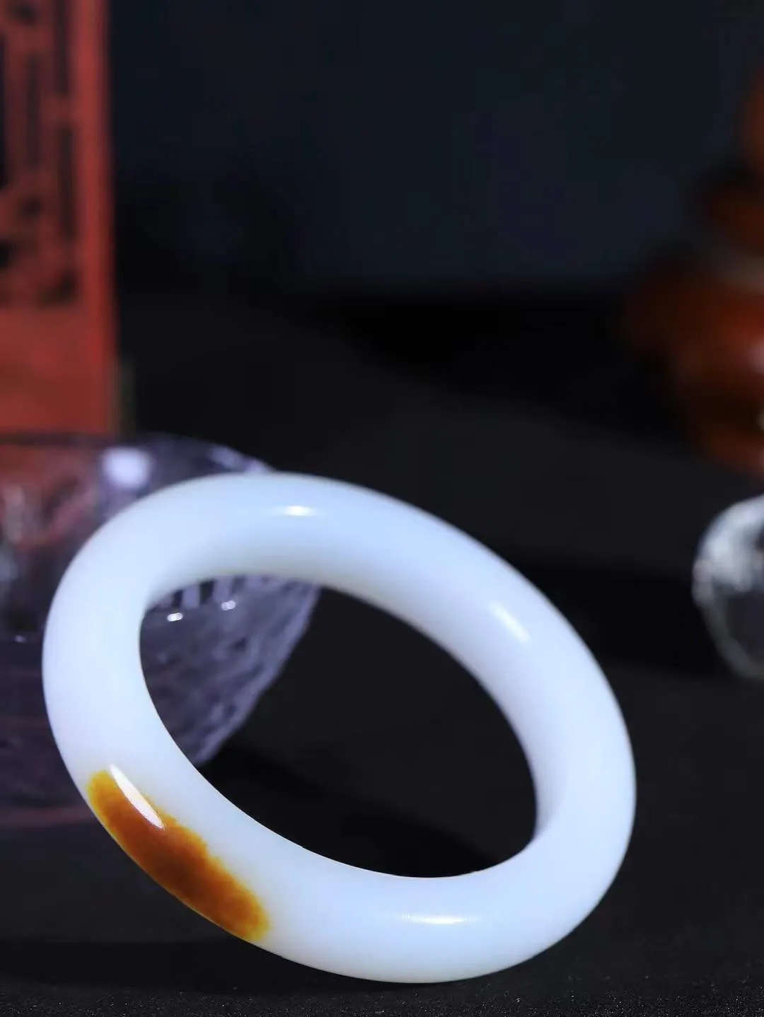 【一见钟情·手镯】

珍藏级和田玉糖白玉手镯。镯型饱满，温润细腻，脂润沁香。️执一卷书，沏一盏茶，着一袭裙，戴一只镯。淡淡浅笺，素心若兰，静赏玉中诗画。悠悠岁月，芊手轻摘，盛满诗样芳华。重85.21克   内径圈口58mm 尺寸14-11.4mm  FDA-111251733