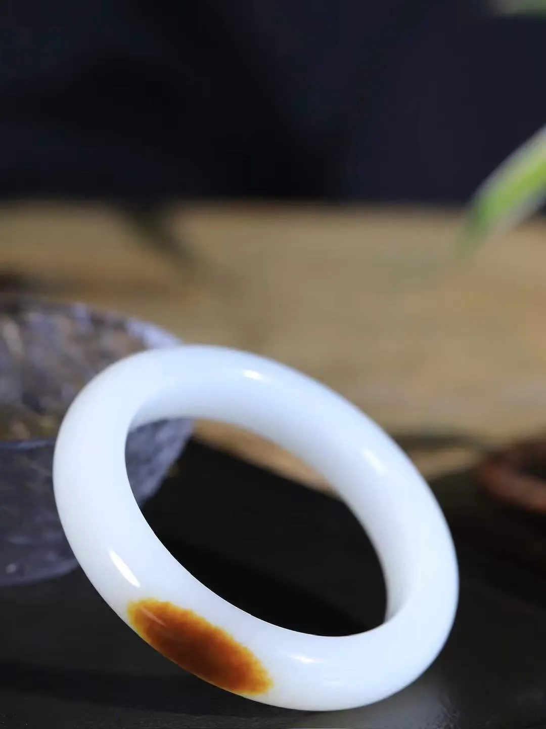 【腕间柔情.手镯】   

珍藏级️和田玉糖白玉手镯 玉质温润细腻 油性十足 古朴秀雅 轻抚岁月的栏杆软香温玉，腕间玉镯轻轻晃动，令人情动心间，撷一缕月末的芬芳，把心思铺陈，时光静美，惟有你最温柔。重71.47克   尺寸55.5-13.7-10.2mm  461201755A