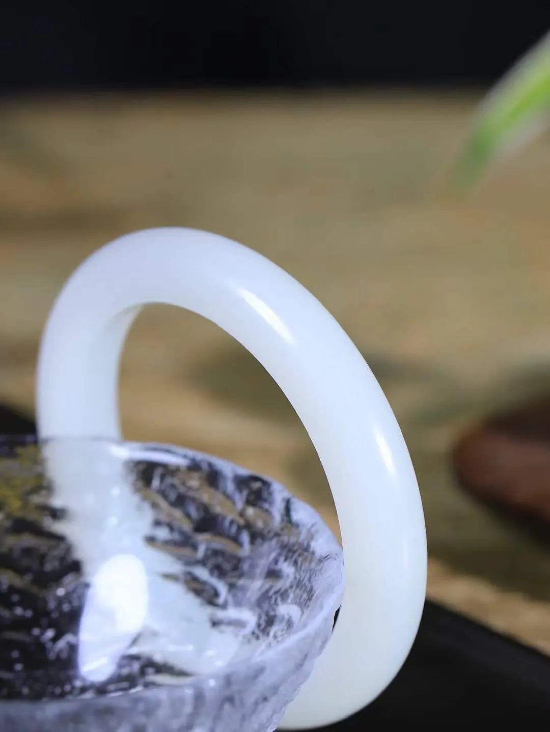 【花样年华·手镯】

精品和田玉白玉手镯，质地油润细腻，色泽高贵典雅，镯型古朴典雅。在诗情画意的雨巷相遇，你是我腕间的一抹风情，有你眸有深情，清风荡漾湖间静水，我愿俯身低眉，在烟波涟漪处，寻你深情倩影。内径54.5mm尺寸11.3-9.7mm 重54.03克fDA-781271724