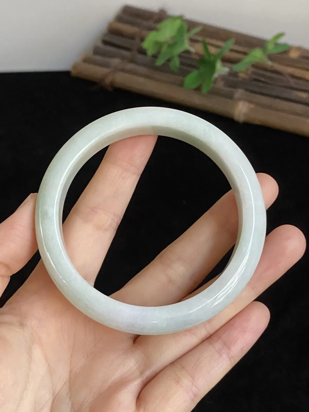 正圈57圈口，翡翠手镯，种老肉细，底子细腻，仙气飘飘，上手非常漂亮