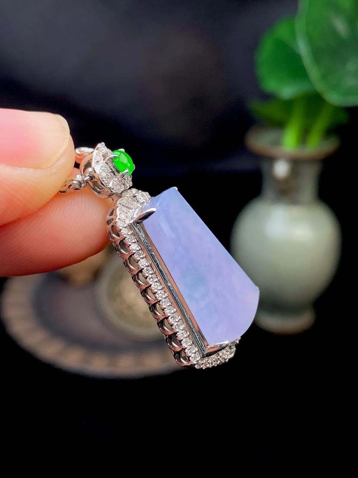 【冰种紫无事柱吊坠】质地细腻，光泽度不错，18k金钻镶嵌，裸石尺寸18.9*12.5*2.8毫米