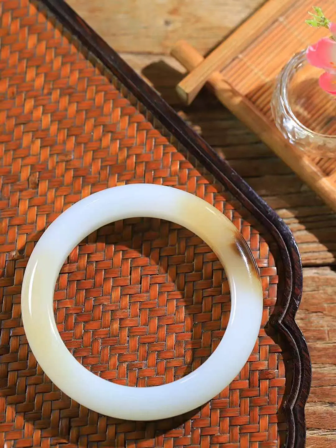 （温柔雅致.手镯）

精品️和田玉糖白玉手镯。镯型饱满，温润细腻，脂润沁香。️执一卷书，沏一盏茶，着一袭裙，戴一只镯。淡淡浅笺，素心若兰，静赏玉中诗画。悠悠岁月，芊手轻摘，盛满诗样芳华。重70.3克   尺寸57.5-12.9-10.4mm    FDL-661201733