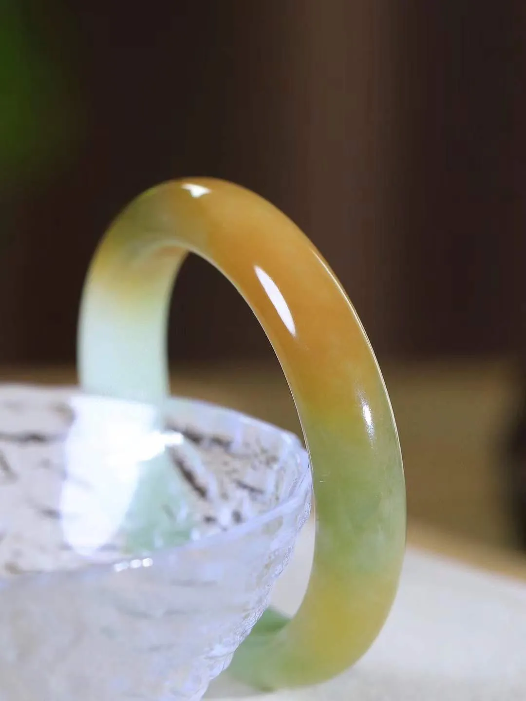 （柔情似水.手镯）

精品和田玉三色手镯，玉质温润细腻，镯型饱满圆润，优雅知性，姽婳于幽静兮，又婆娑乎人间，经典款型，古朴典雅。极具灵性，腕间风情，风姿卓越。 重46.5克    内径52.5mm 尺寸12-8.3mm   781201841T