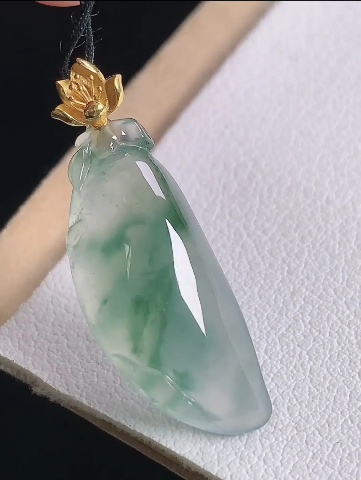 18K冰飘花福瓜吊坠
尺寸:31.7-25.7-11.3-6.9mm