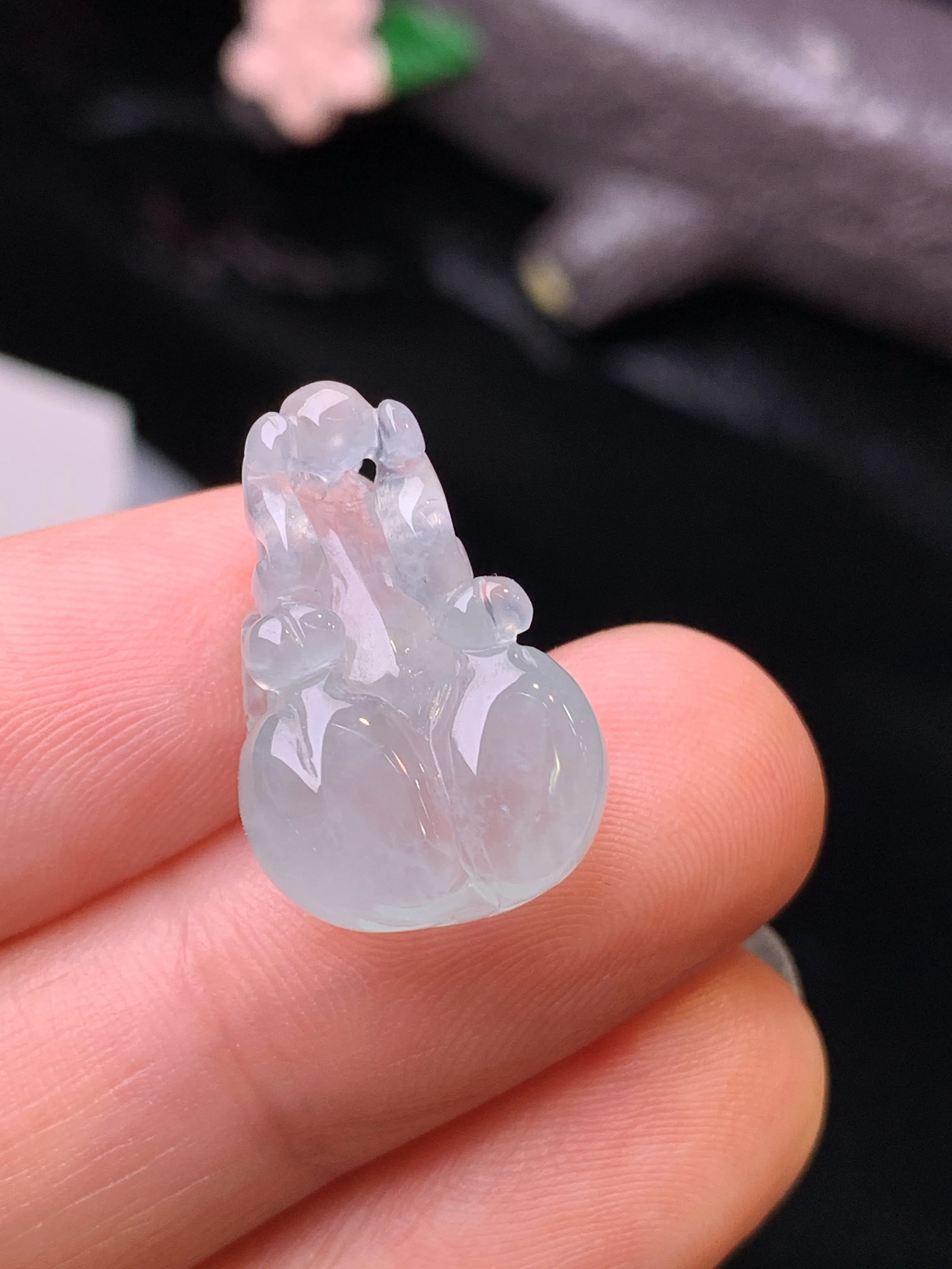 冰种生肖牛吊坠 玉质细腻 色泽清新艳丽 整体尺寸19.5*13*7.6