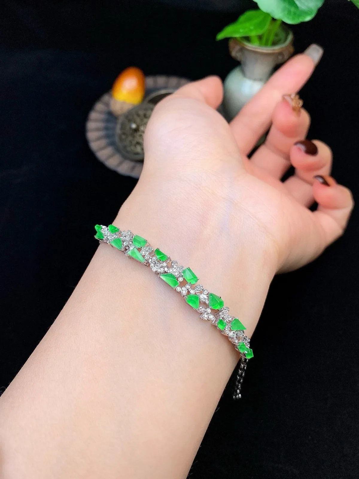 【冰种满绿随形镶嵌手链】颗颗冰透，饱满圆润，光泽闪耀，流行款，18K金搭配，裸石尺寸4.6*3*2.5毫米，总长170