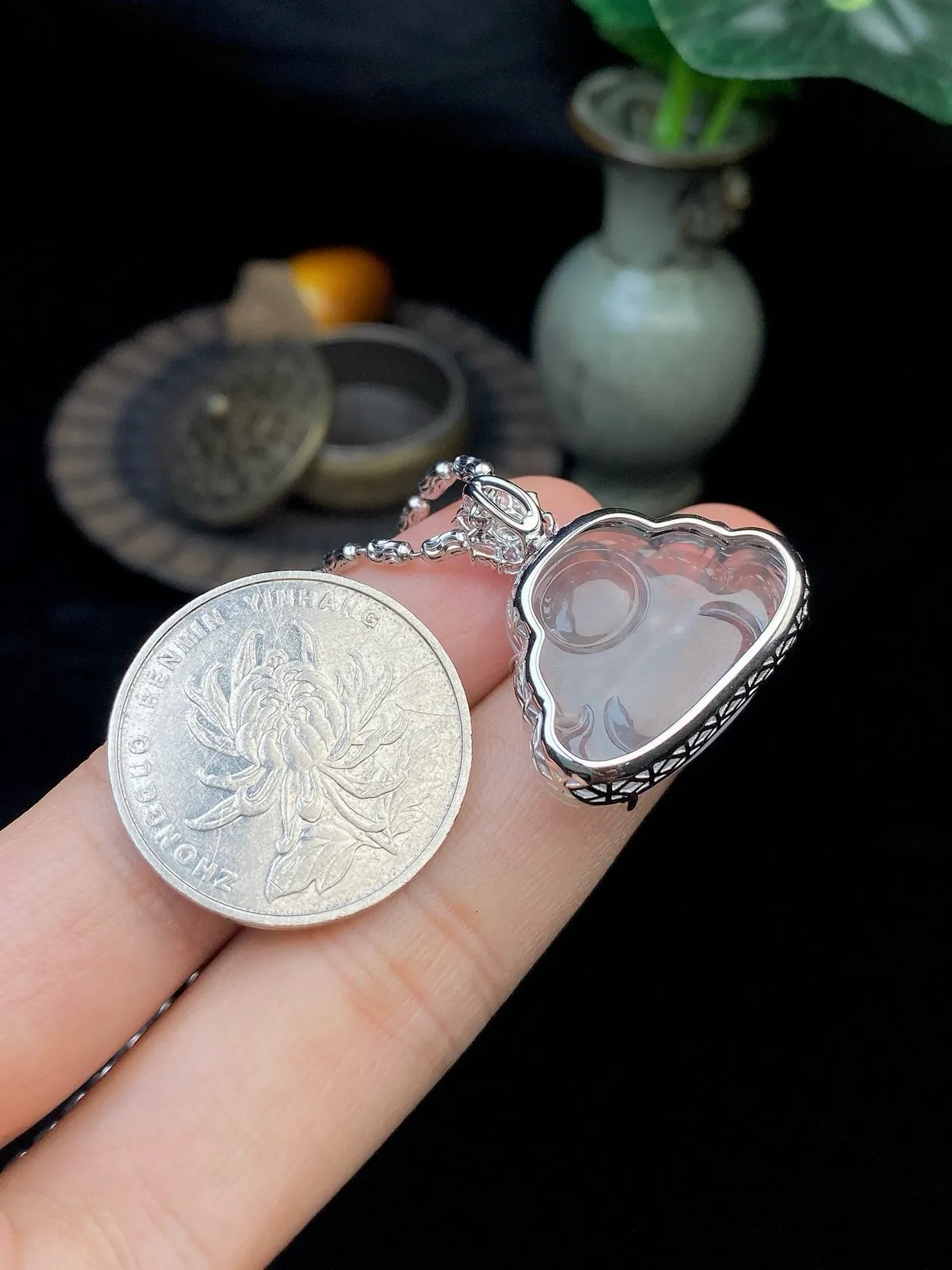 【冰种佛公吊坠】种水上乘，晶莹剔透，纯净通透，莹光感很强，18k金钻镶嵌，裸石尺寸18*25.2*5.1毫米