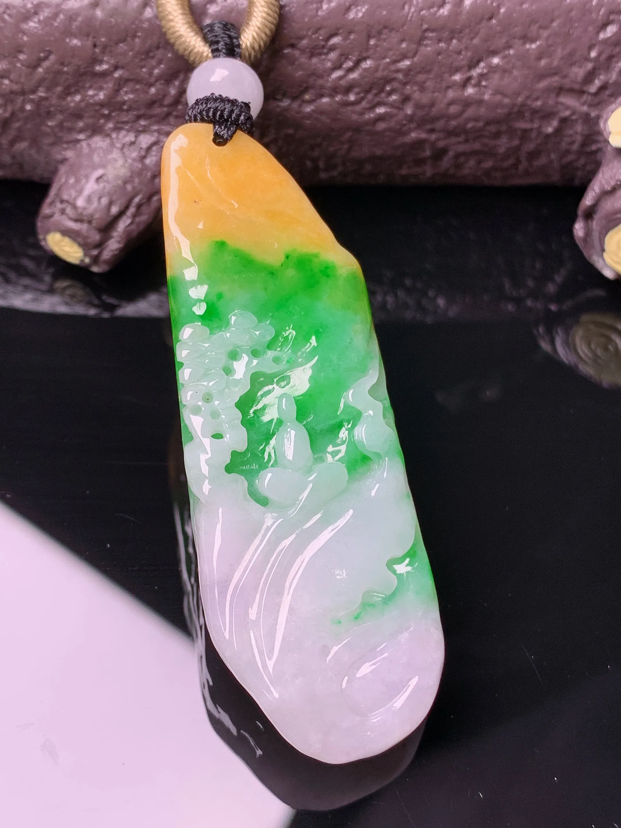 飘黄绿悟道山水牌子吊坠 玉质细腻 色泽清新艳丽 整体尺寸53.3*19*10.5