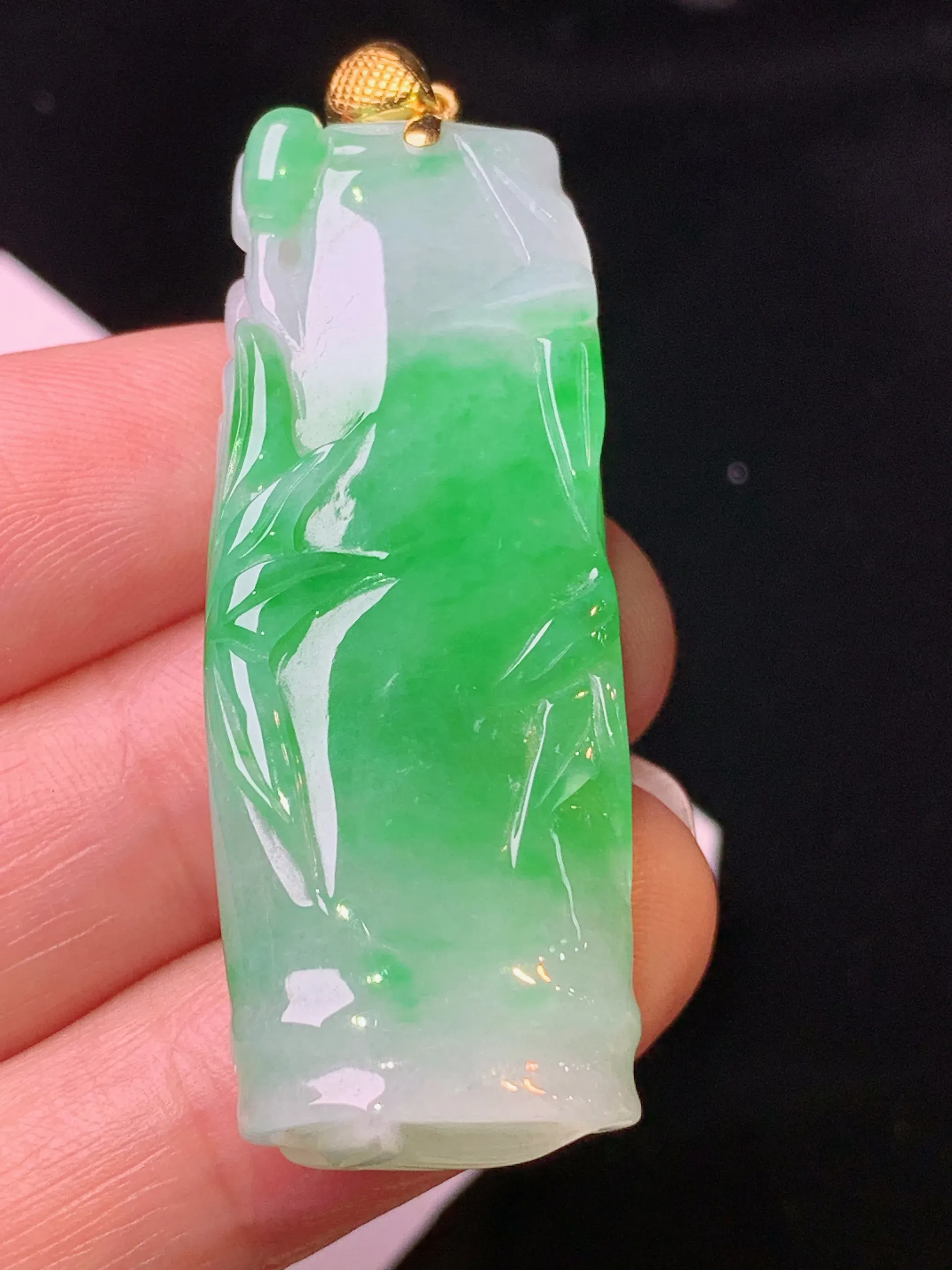 18k金镶嵌飘绿竹节吊坠 玉质细腻 色泽清新艳丽 整体尺寸48.2*17*9.5