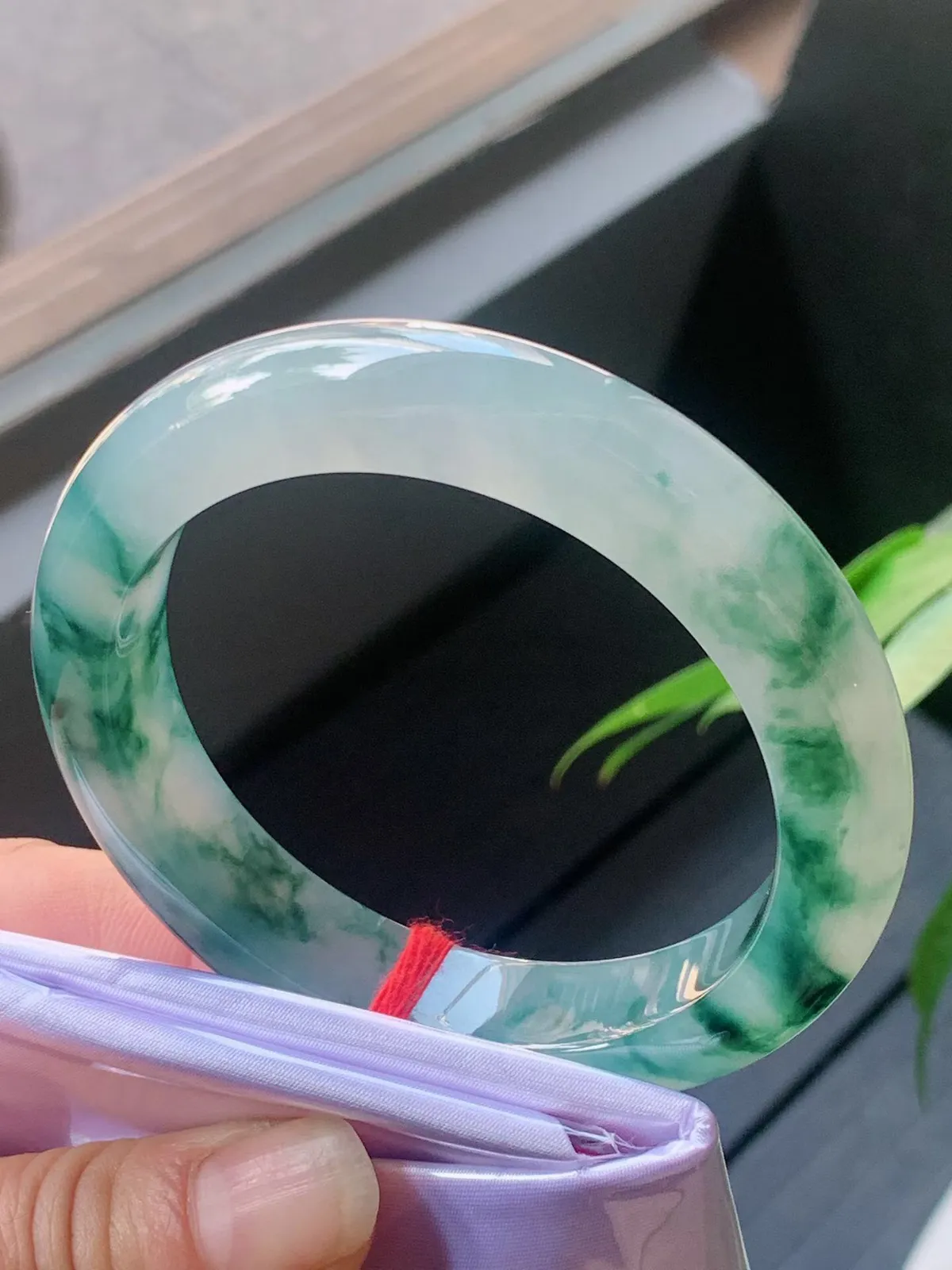 【翡翠名称】老种冰飘花56.8正圈口翡翠手镯
【翡翠尺寸】56.8/12.2/9.8mm适合55.8-58正圈口佩戴
【翡翠描述】宝贝种老水足，玉质细腻，色泽靓丽，性价比高，佩戴效果好！
【其它赠送】权威证书/精美挂绳盒子/支持全国复检