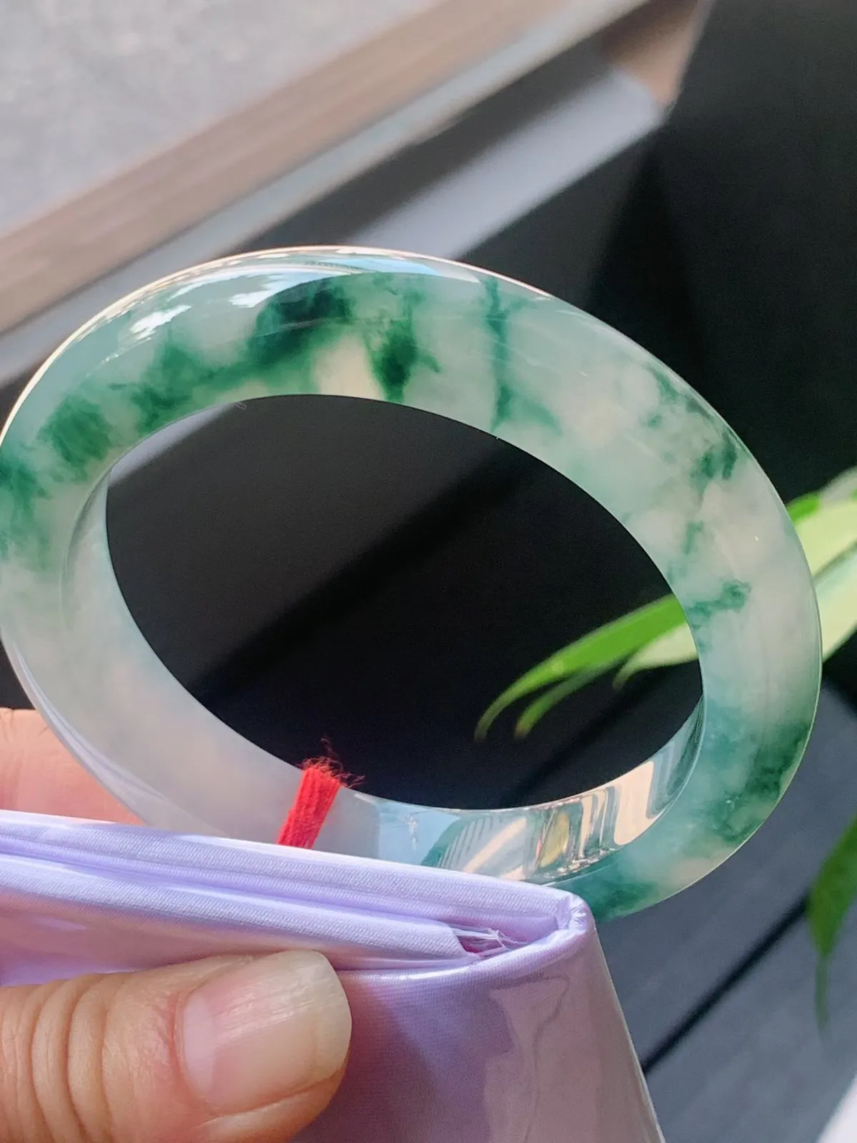 【翡翠名称】老种冰飘花56.8正圈口翡翠手镯
【翡翠尺寸】56.8/12.2/9.8mm适合55.8-58正圈口佩戴
【翡翠描述】宝贝种老水足，玉质细腻，色泽靓丽，性价比高，佩戴效果好！
【其它赠送】权威证书/精美挂绳盒子/支持全国复检