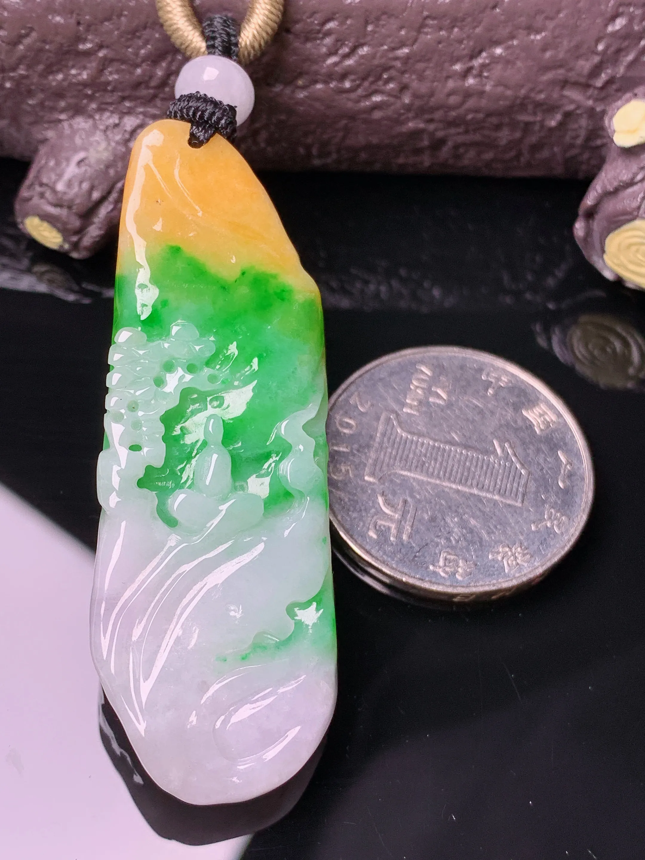 飘黄绿悟道山水牌子吊坠 玉质细腻 色泽清新艳丽 整体尺寸53.3*19*10.5