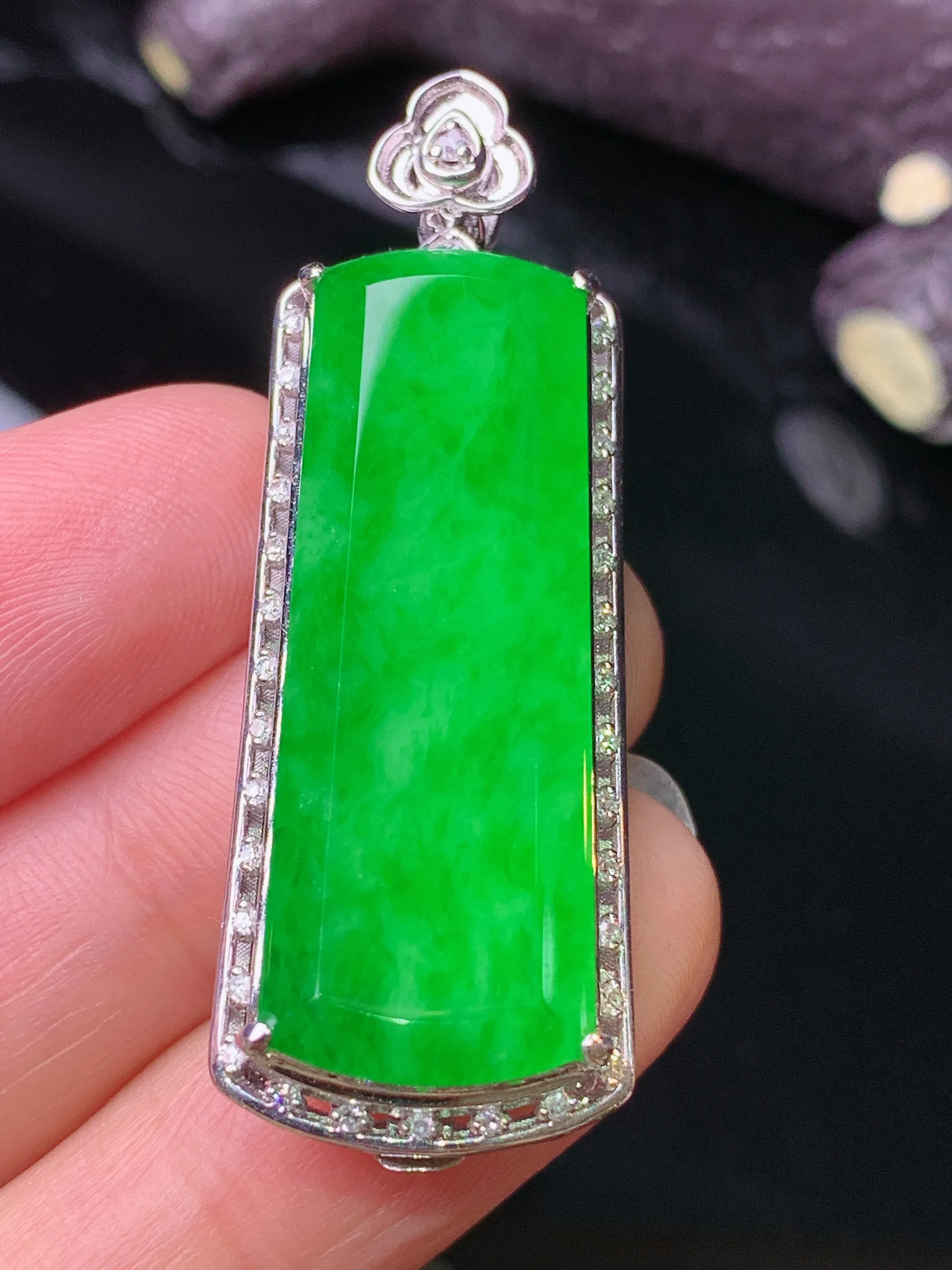 18k金钻镶嵌满绿无事牌吊坠 玉质细腻 色泽清新艳丽 整体尺寸44.6*15.7*8