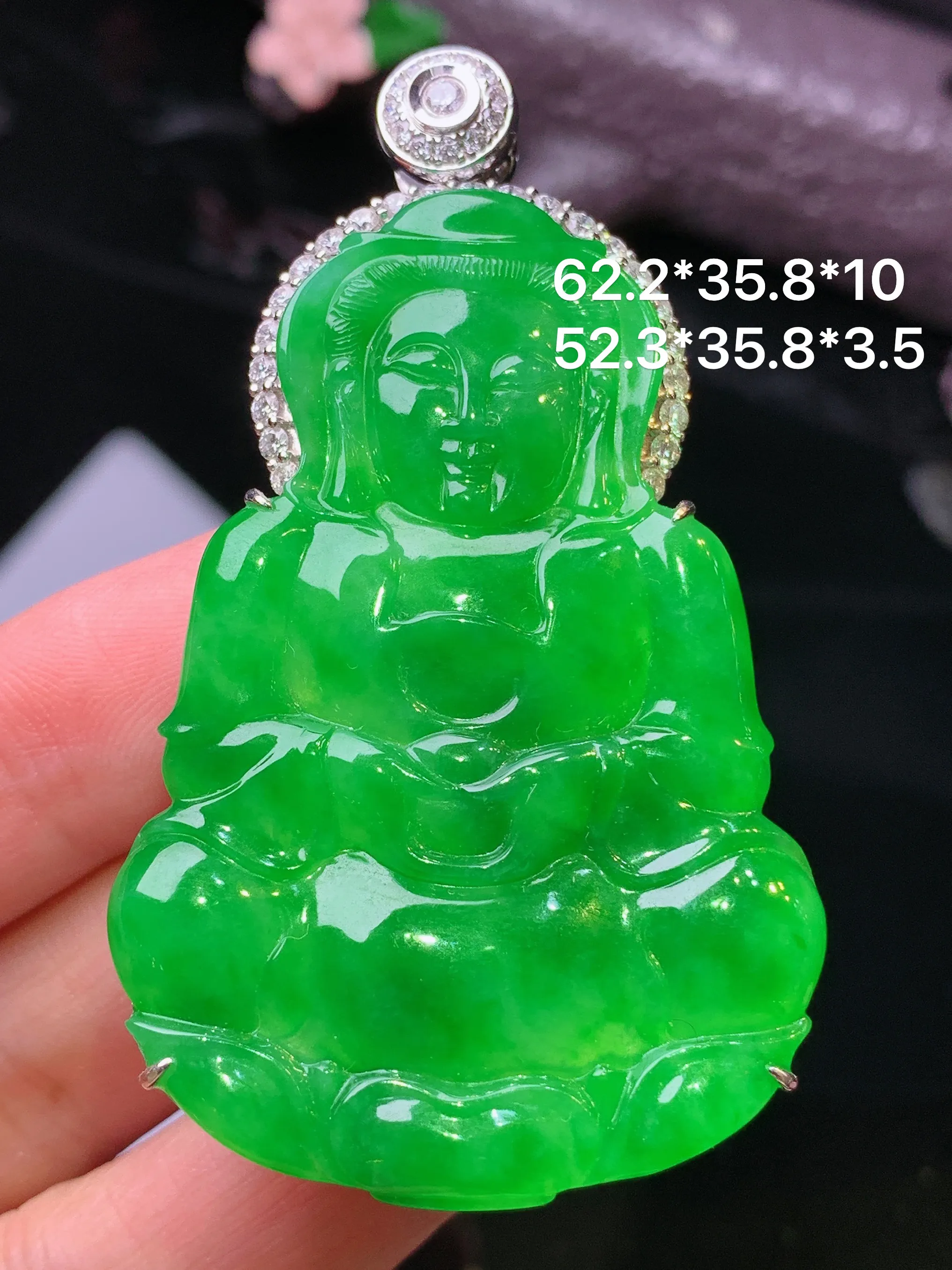 18k金钻镶嵌满绿观音菩萨吊坠 玉质细腻 色泽清新艳丽 整体尺寸62.2*35.8*10