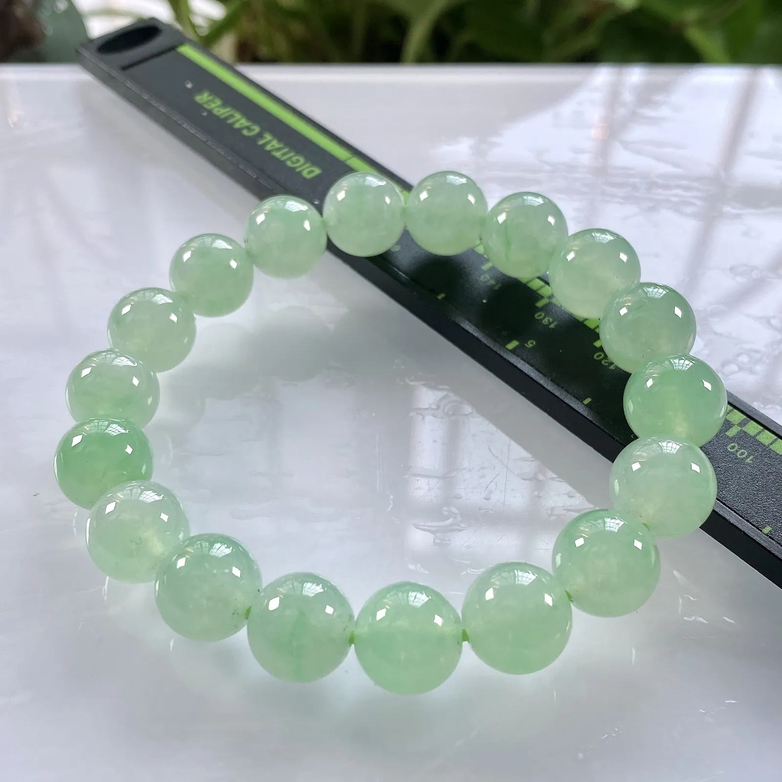 缅甸天然翡翠A货，卡11冰种起胶晴底略飘绿圆珠手串手链，尺寸：11mm/18颗，重量：42.00g