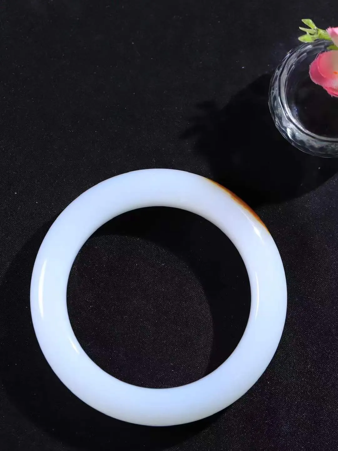 【一见钟情·手镯】

珍藏级和田玉糖白玉手镯。镯型饱满，温润细腻，脂润沁香。️执一卷书，沏一盏茶，着一袭裙，戴一只镯。淡淡浅笺，素心若兰，静赏玉中诗画。悠悠岁月，芊手轻摘，盛满诗样芳华。重85.21克   内径圈口58mm 尺寸14-11.4mm  FDA-111251733