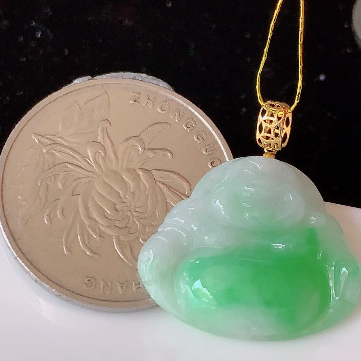 18k金镶嵌冰胶飘绿翡翠佛公吊坠，款式新颖时尚，日常百搭的款。清秀高雅，佩戴优雅高贵！#35.16