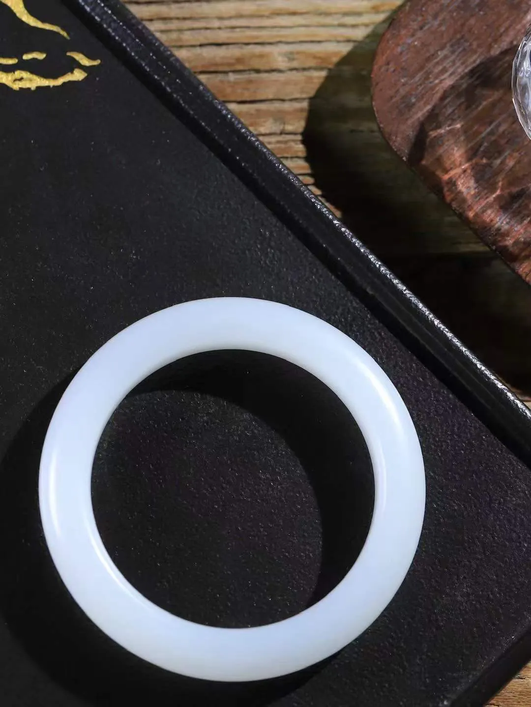 【花样年华·手镯】

精品和田玉白玉手镯，质地油润细腻，色泽高贵典雅，镯型古朴典雅。在诗情画意的雨巷相遇，你是我腕间的一抹风情，有你眸有深情，清风荡漾湖间静水，我愿俯身低眉，在烟波涟漪处，寻你深情倩影。内径54.5mm尺寸11.3-9.7mm 重54.03克fDA-781271724