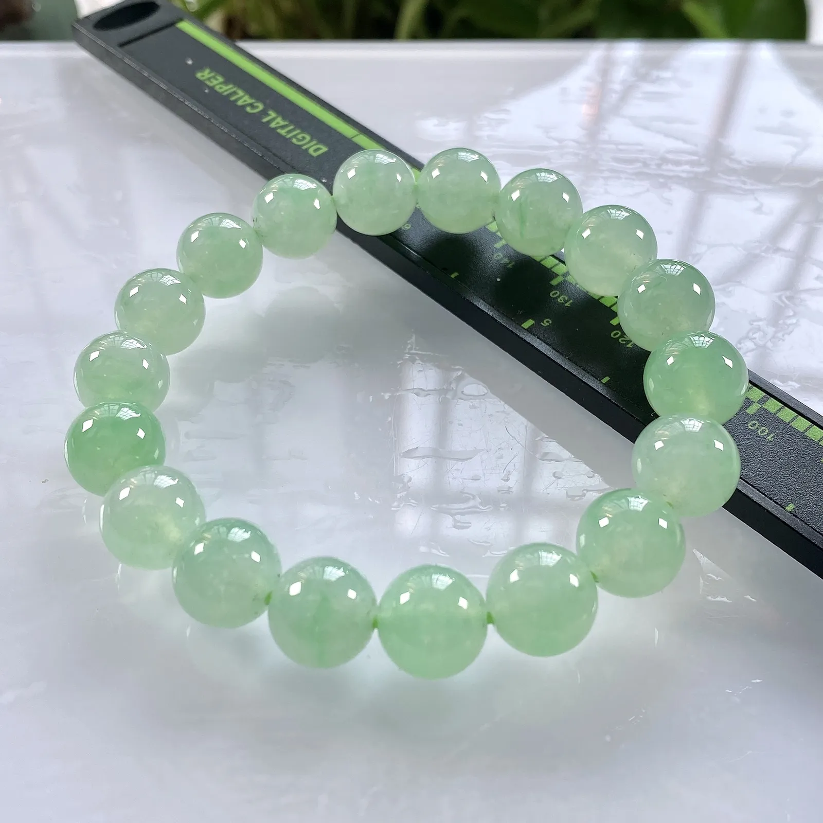 缅甸天然翡翠A货，卡11冰种起胶晴底略飘绿圆珠手串手链，尺寸：11mm/18颗，重量：42.00g