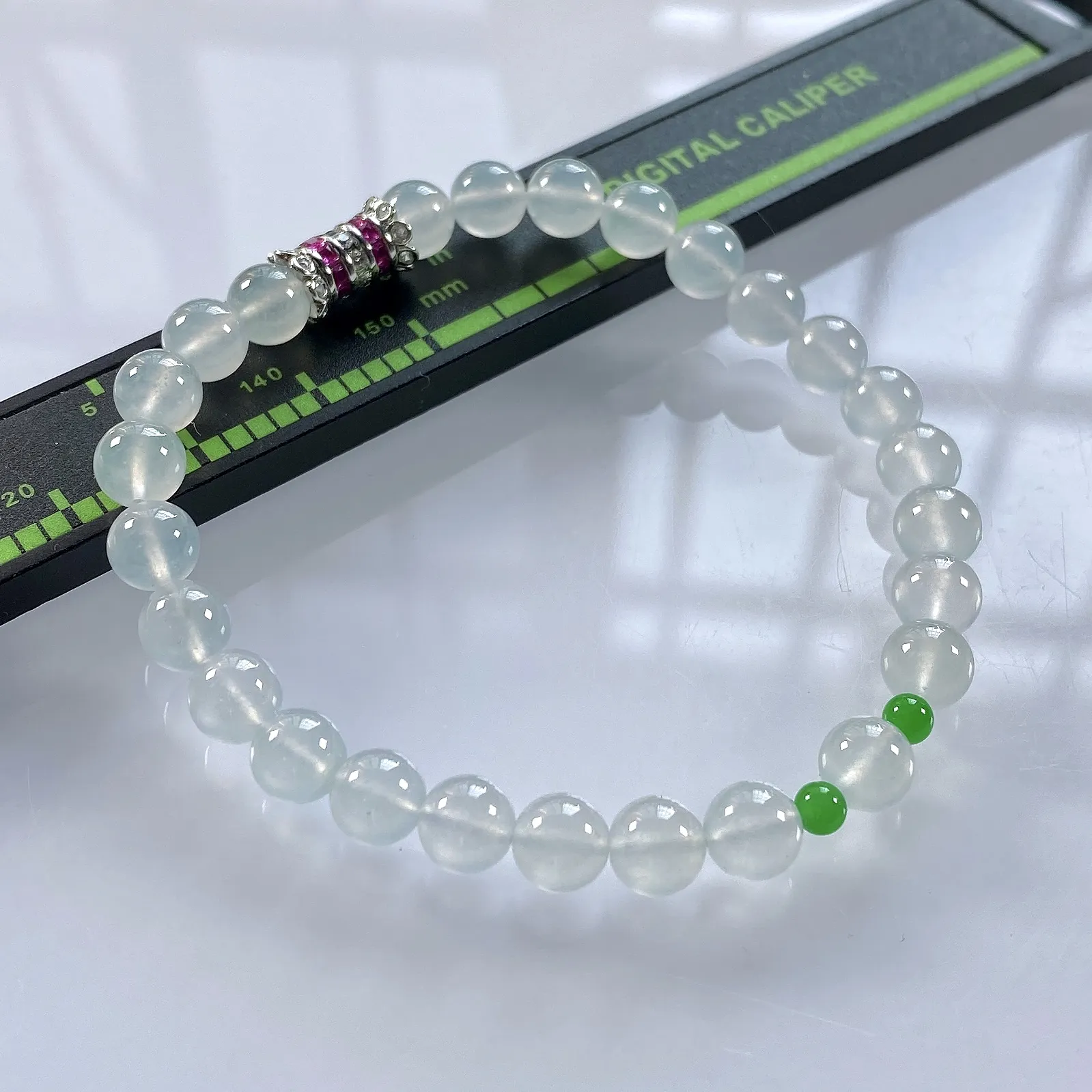 缅甸天然翡翠A货，卡6高冰种起光起胶圆珠手串手链，尺寸：白珠6mm/26颗，小绿珠3.3mm/2颗，