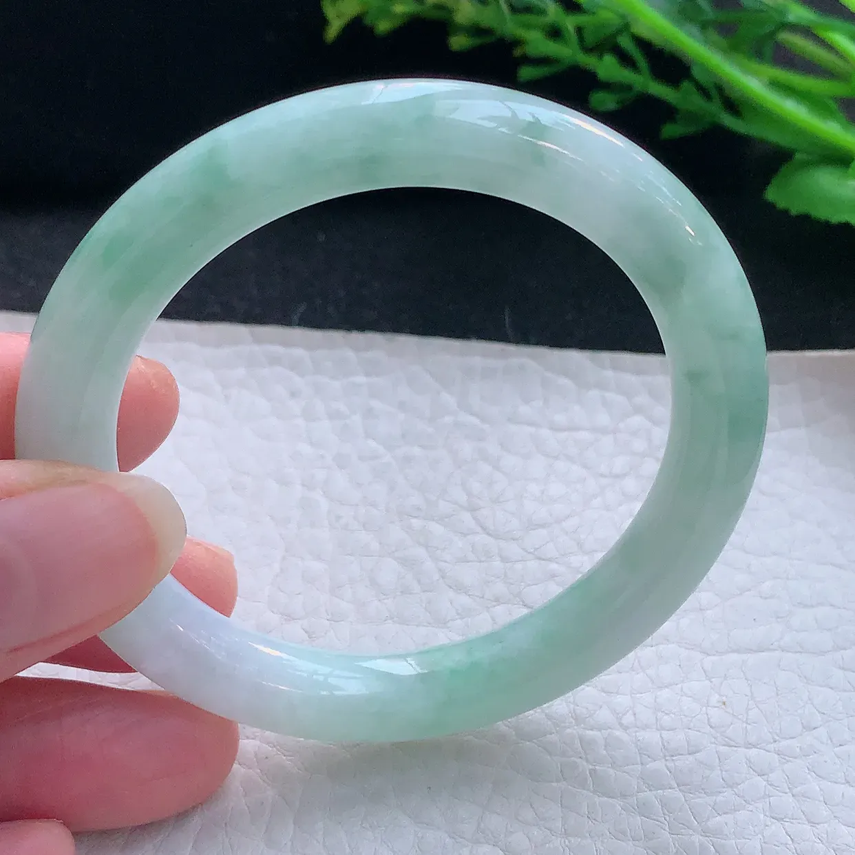 n小圈口52*8.5叮当镯 翡翠a货玉手镯精美飘花圆条玉手环 美人镯