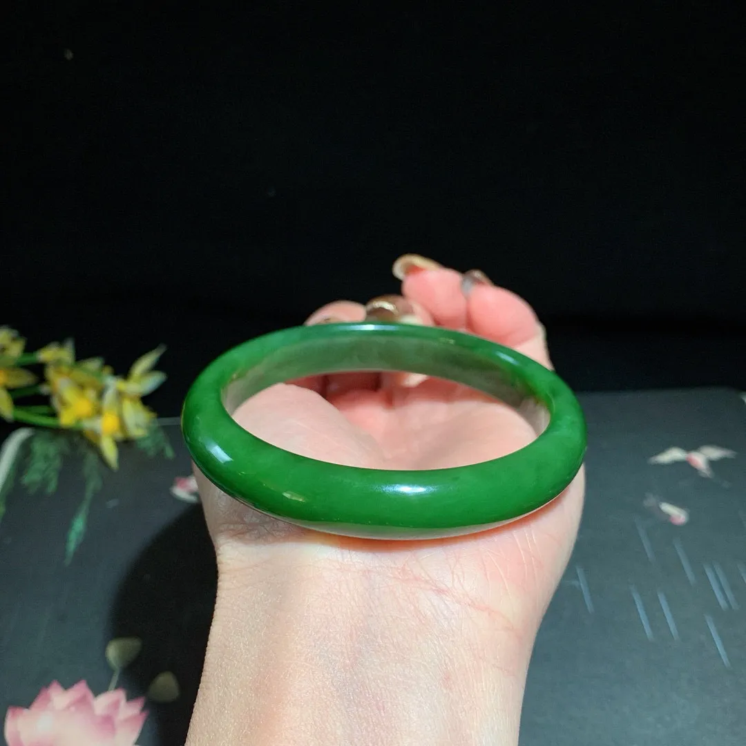 和田玉60圈口阳绿色碧玉手镯！玉质细腻油润 底色纯净 除了几个黑点外 无裂无杂 脂粉好，品质高