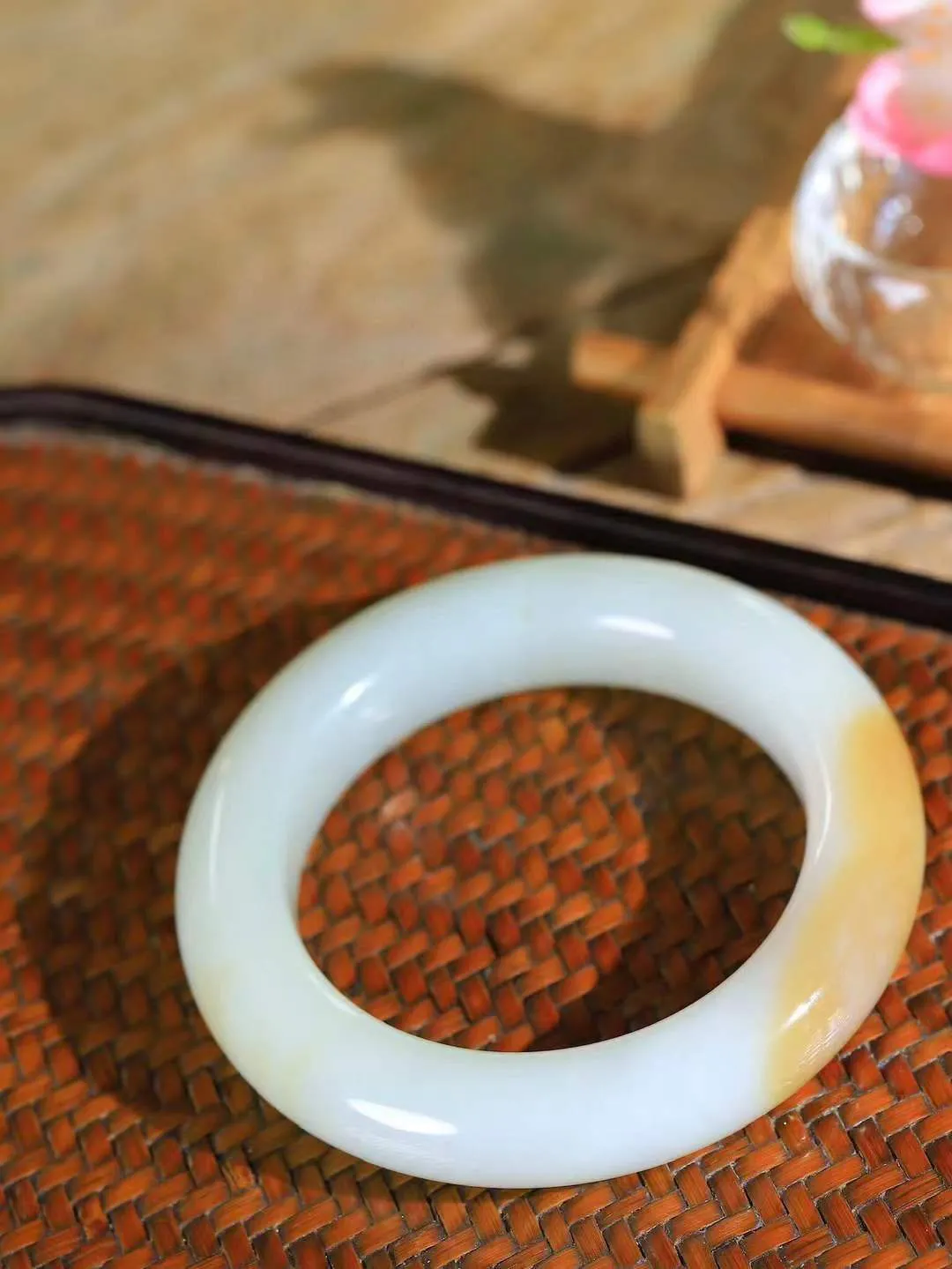 （一见倾心.手镯）

精品和田玉糖白玉手镯，玉质温润细腻 油性十足 手感舒适，高华雅逸，线条流畅，简